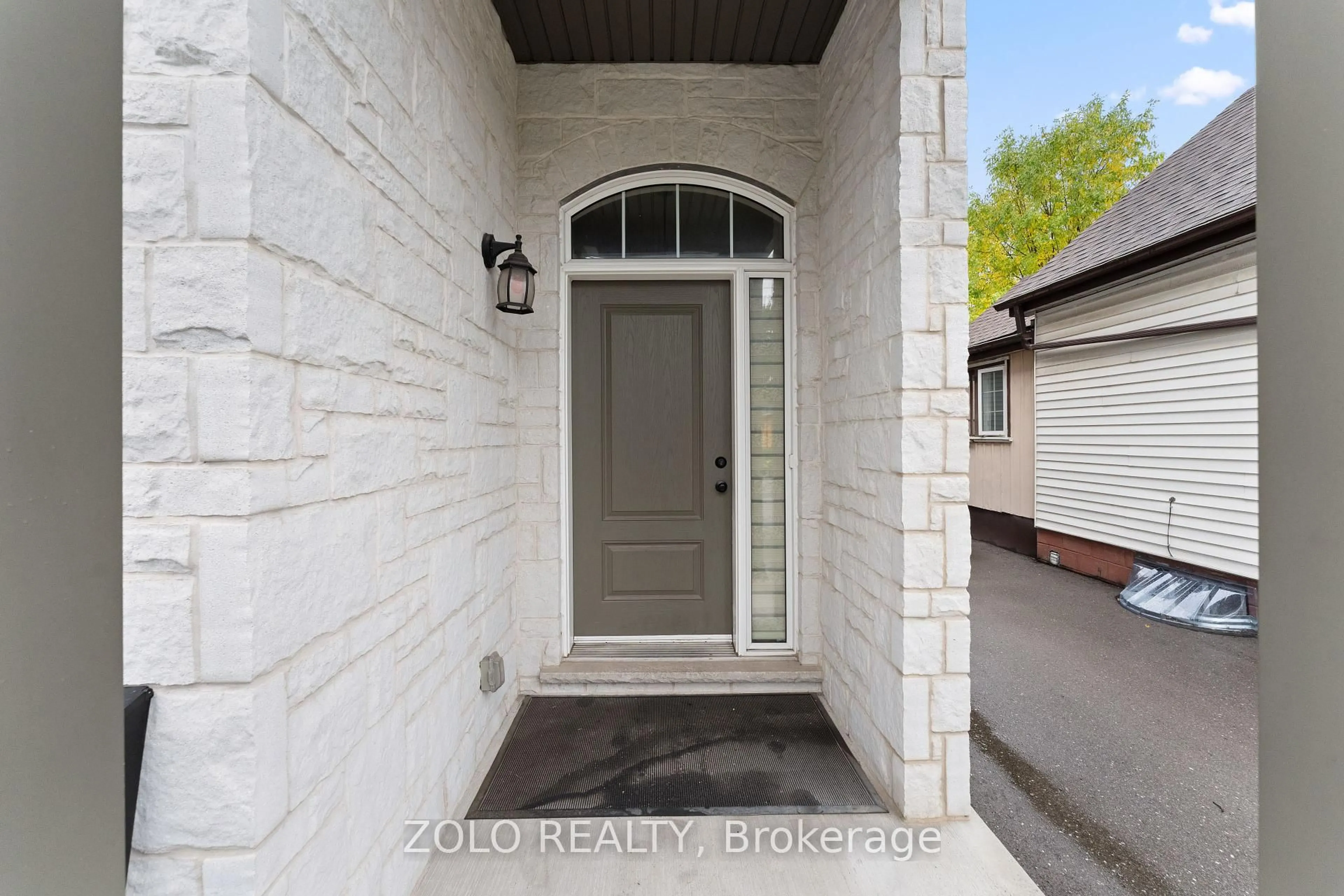 Indoor entryway for 535 Quebec St, Hamilton Ontario L8H 6V3