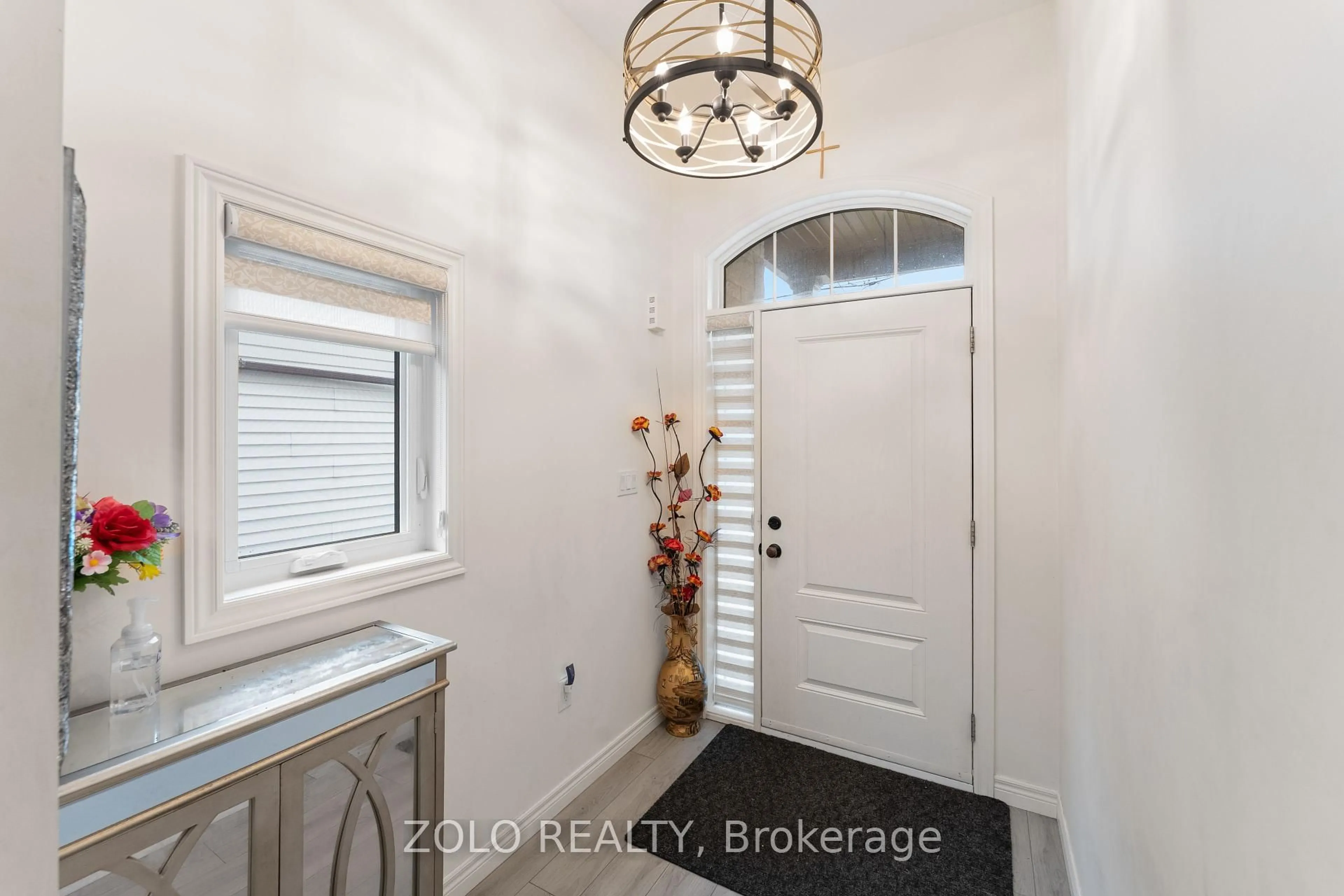 Indoor entryway for 535 Quebec St, Hamilton Ontario L8H 6V3