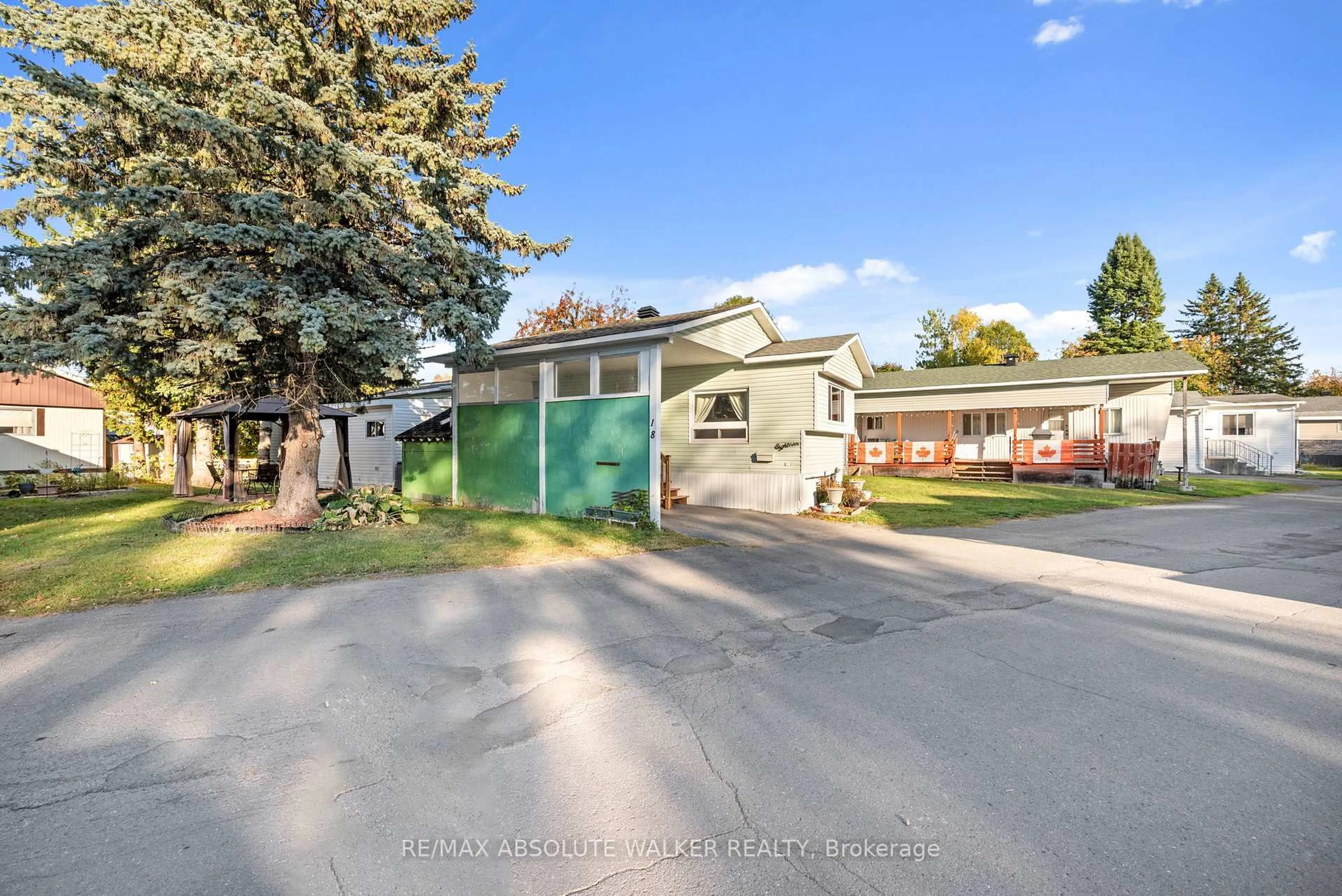 A pic from outside/outdoor area/front of a property/back of a property/a pic from drone, street for 18 Tracy Ave, Ottawa Ontario K2H 7P7