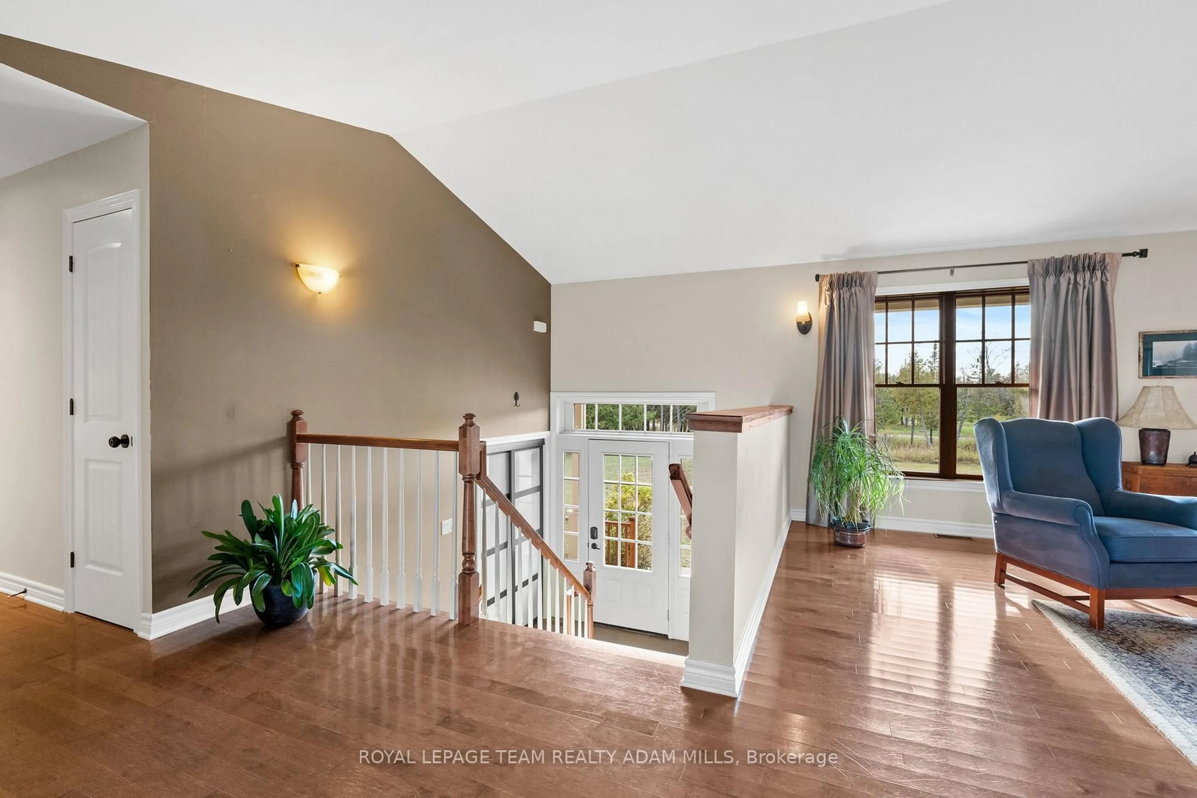 Indoor foyer for 213 Wagon Dr, Ottawa Ontario K0A 1T0
