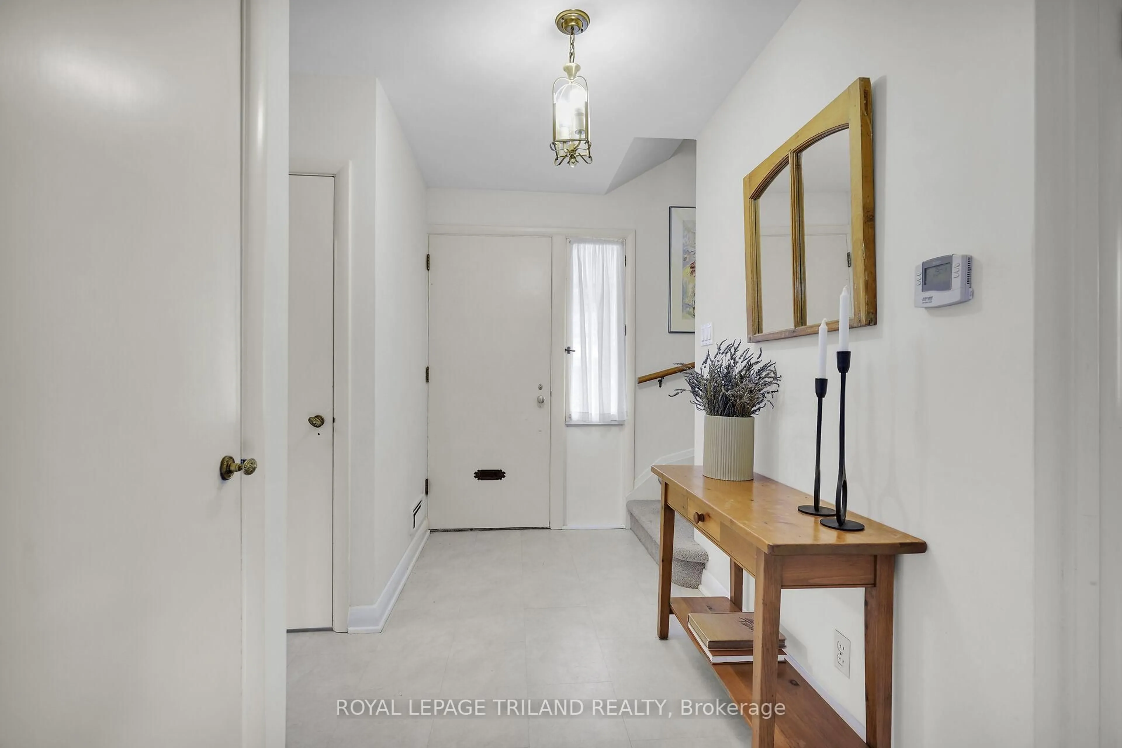 Indoor entryway for 1069 Lombardo Ave, London East Ontario N6A 2X9