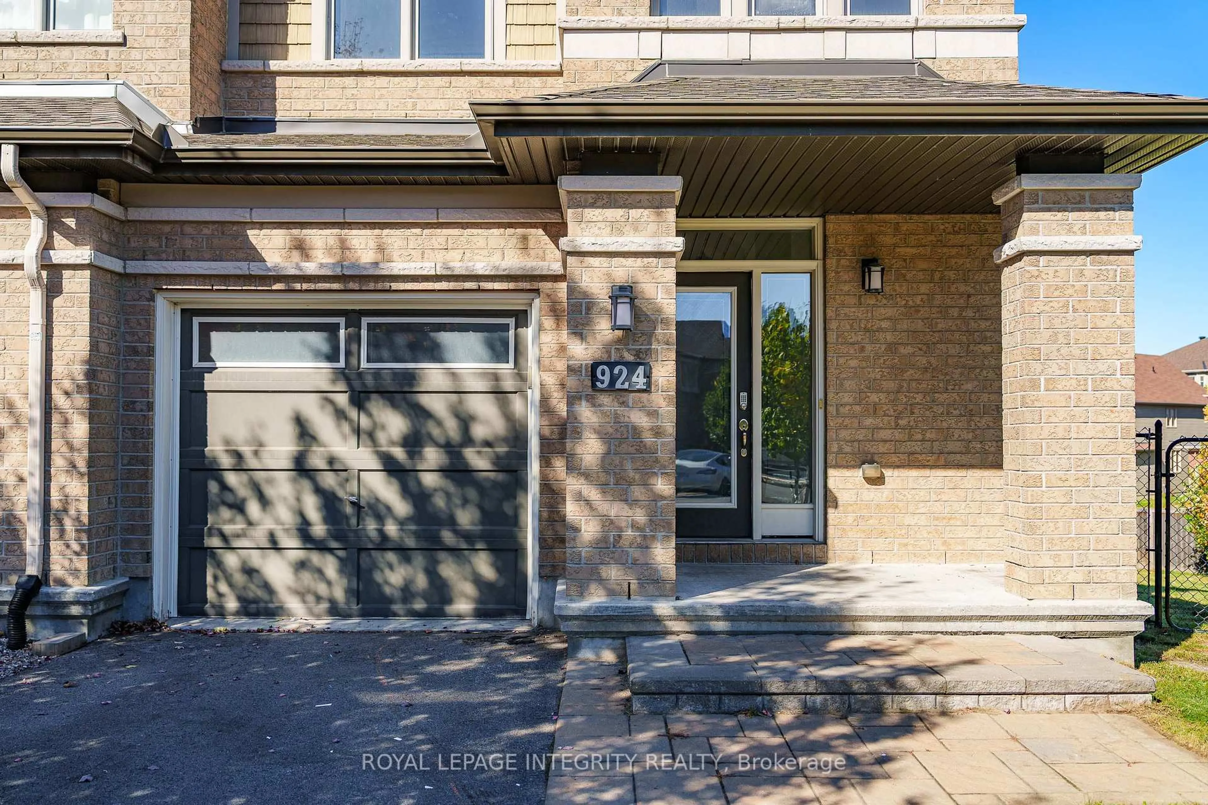 Unknown for 924 Fletcher Circ, Ottawa Ontario K2T 0B7