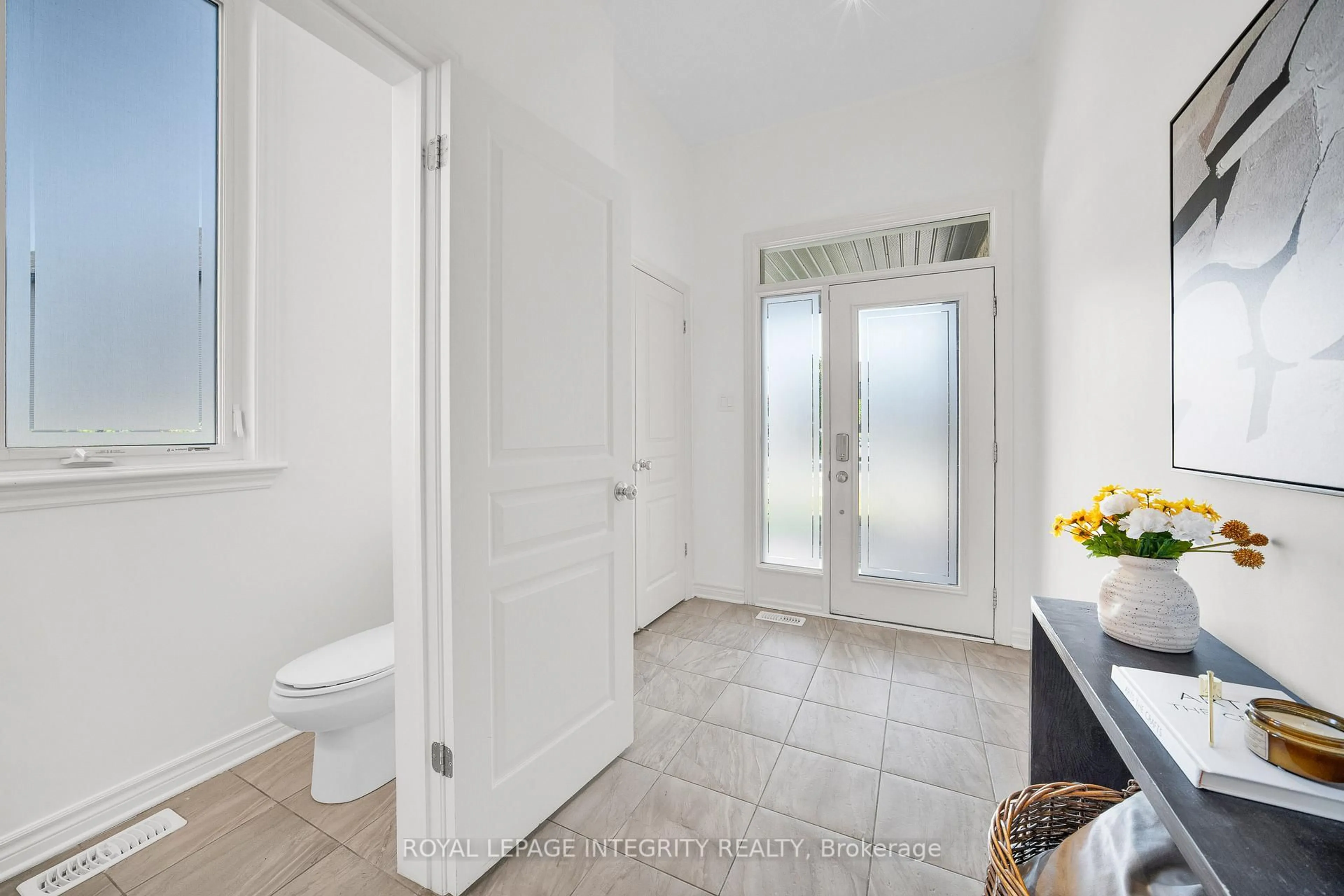 Indoor entryway for 924 Fletcher Circ, Ottawa Ontario K2T 0B7