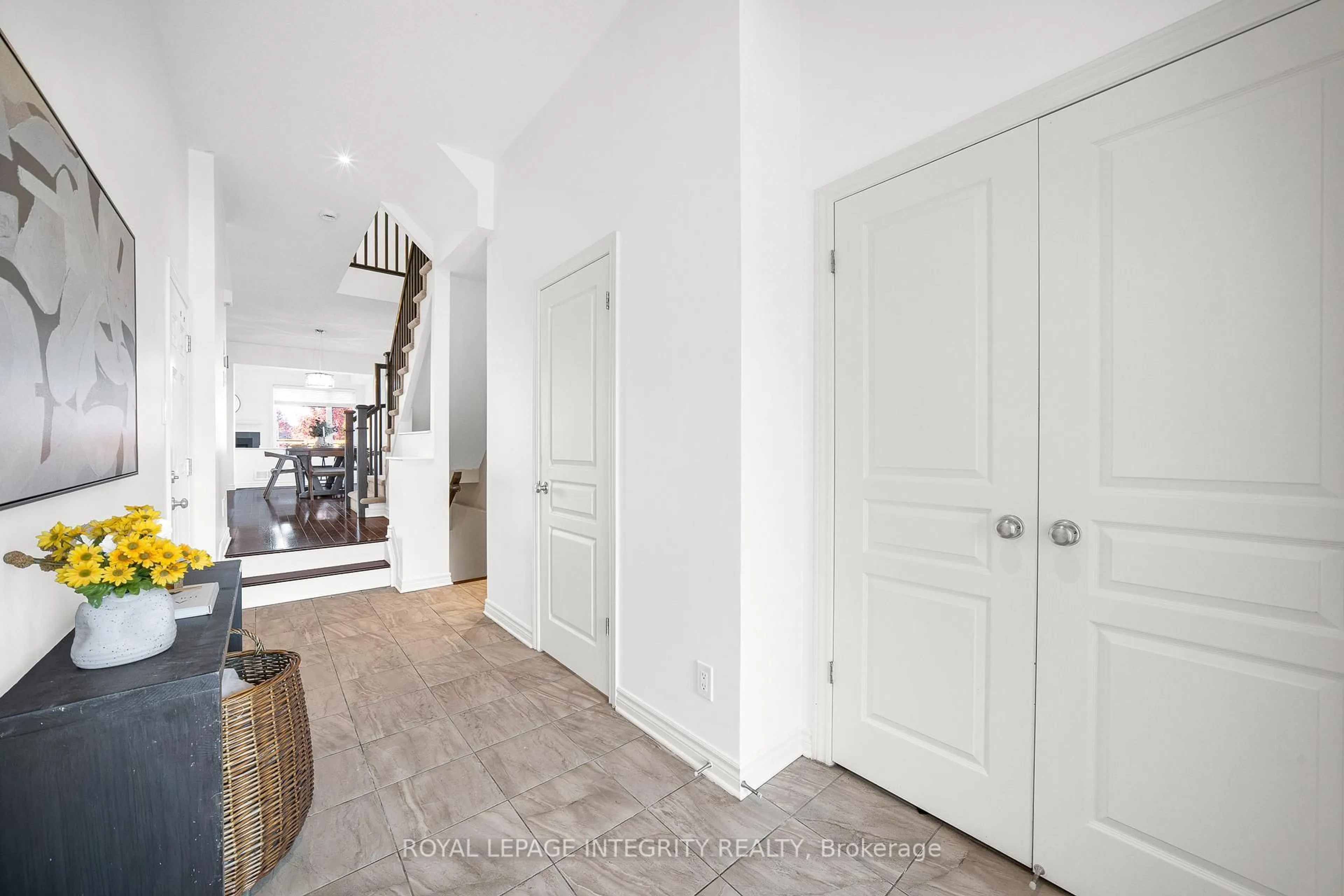 Indoor entryway for 924 Fletcher Circ, Ottawa Ontario K2T 0B7