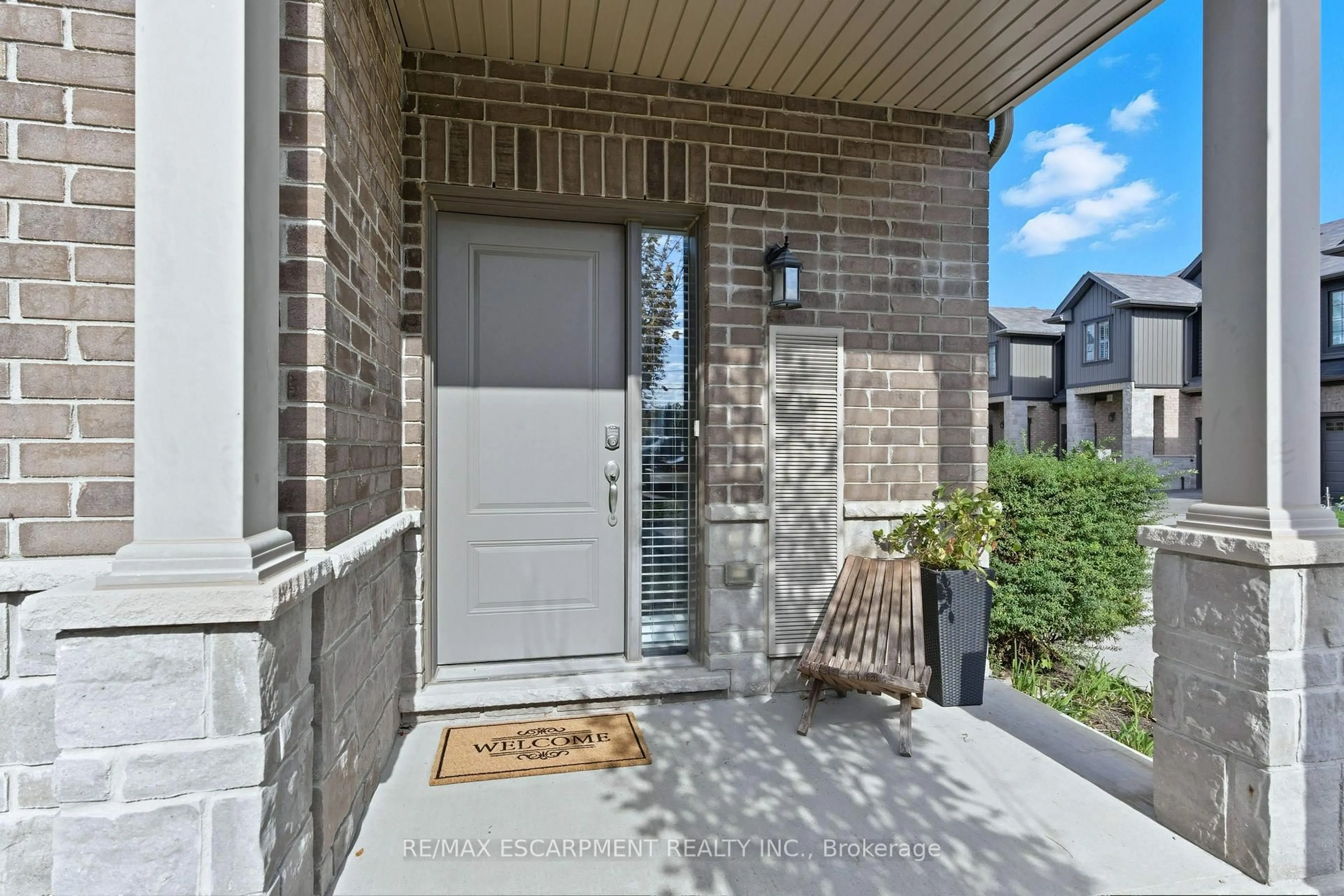 Indoor entryway for 377 Glancaster Rd #54, Hamilton Ontario L9G 0G4