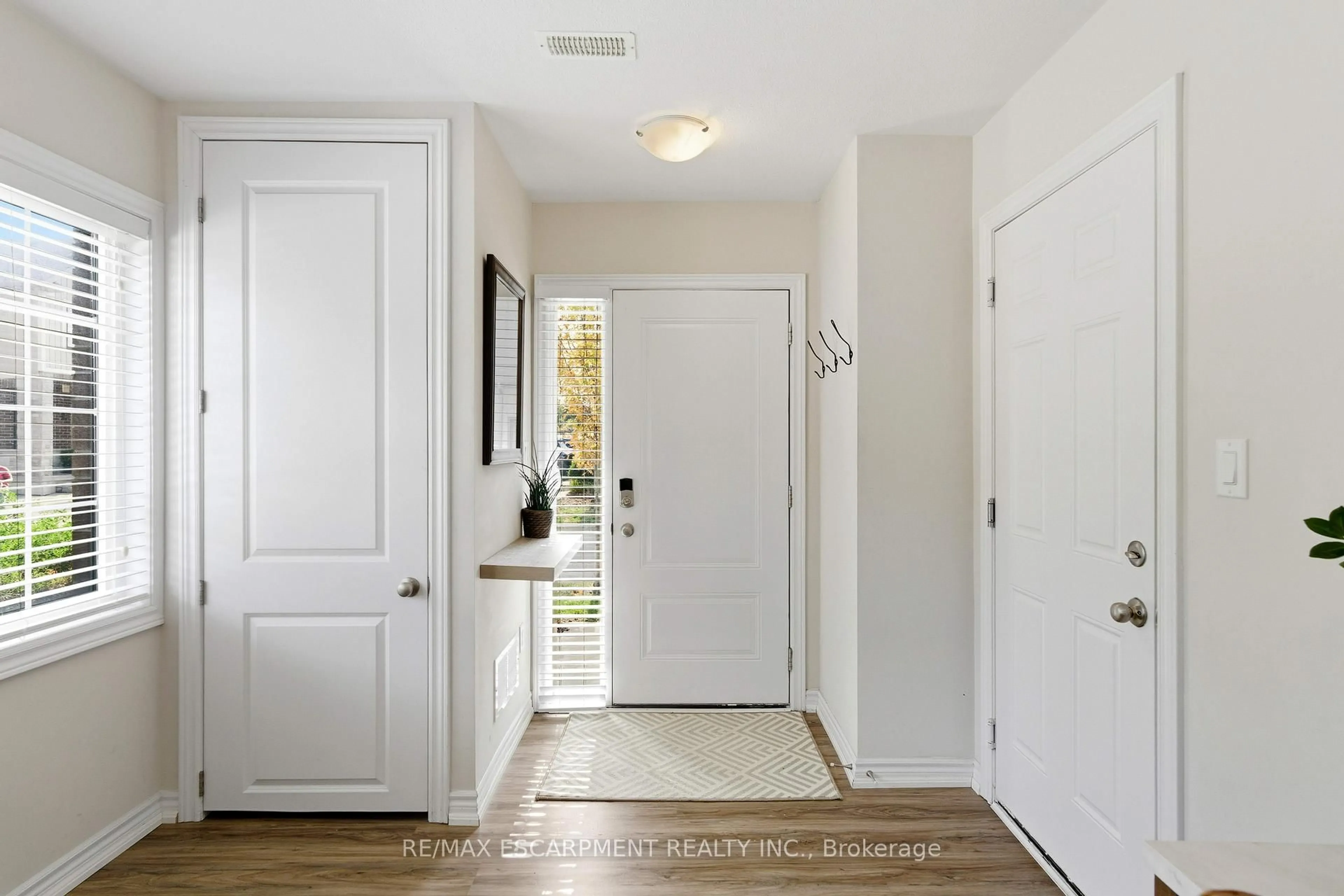 Indoor entryway for 377 Glancaster Rd #54, Hamilton Ontario L9G 0G4
