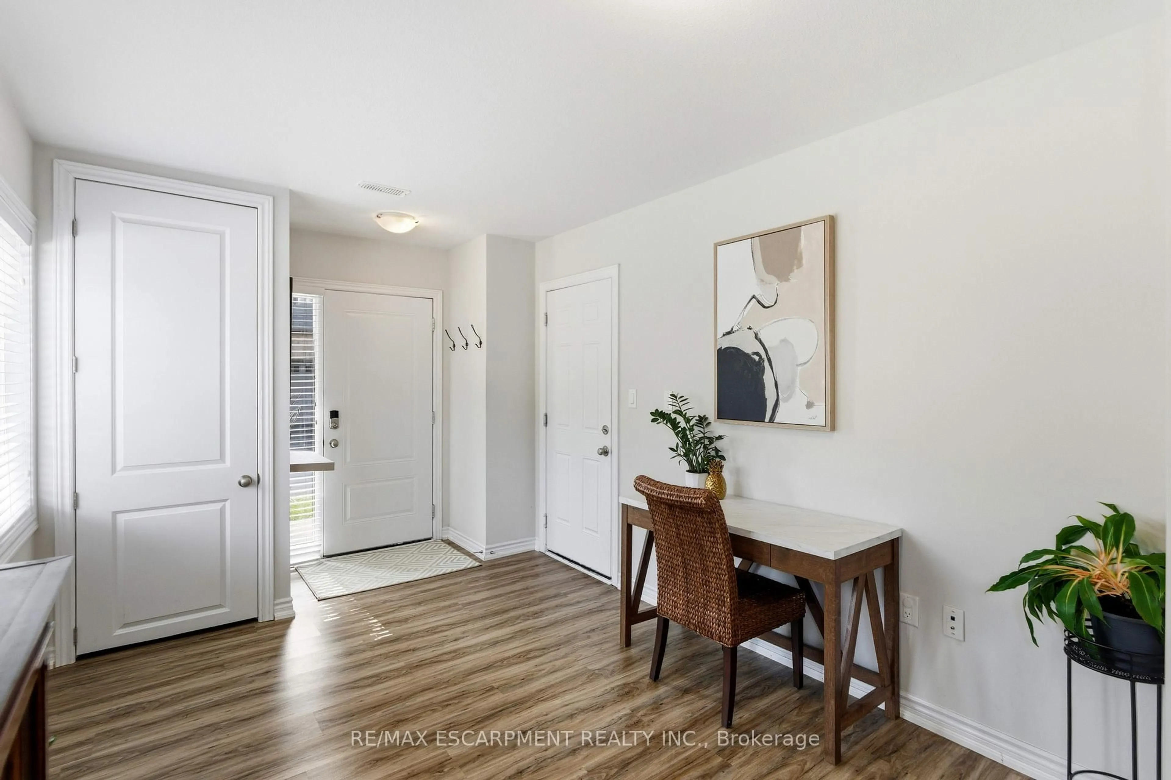 Indoor entryway for 377 Glancaster Rd #54, Hamilton Ontario L9G 0G4
