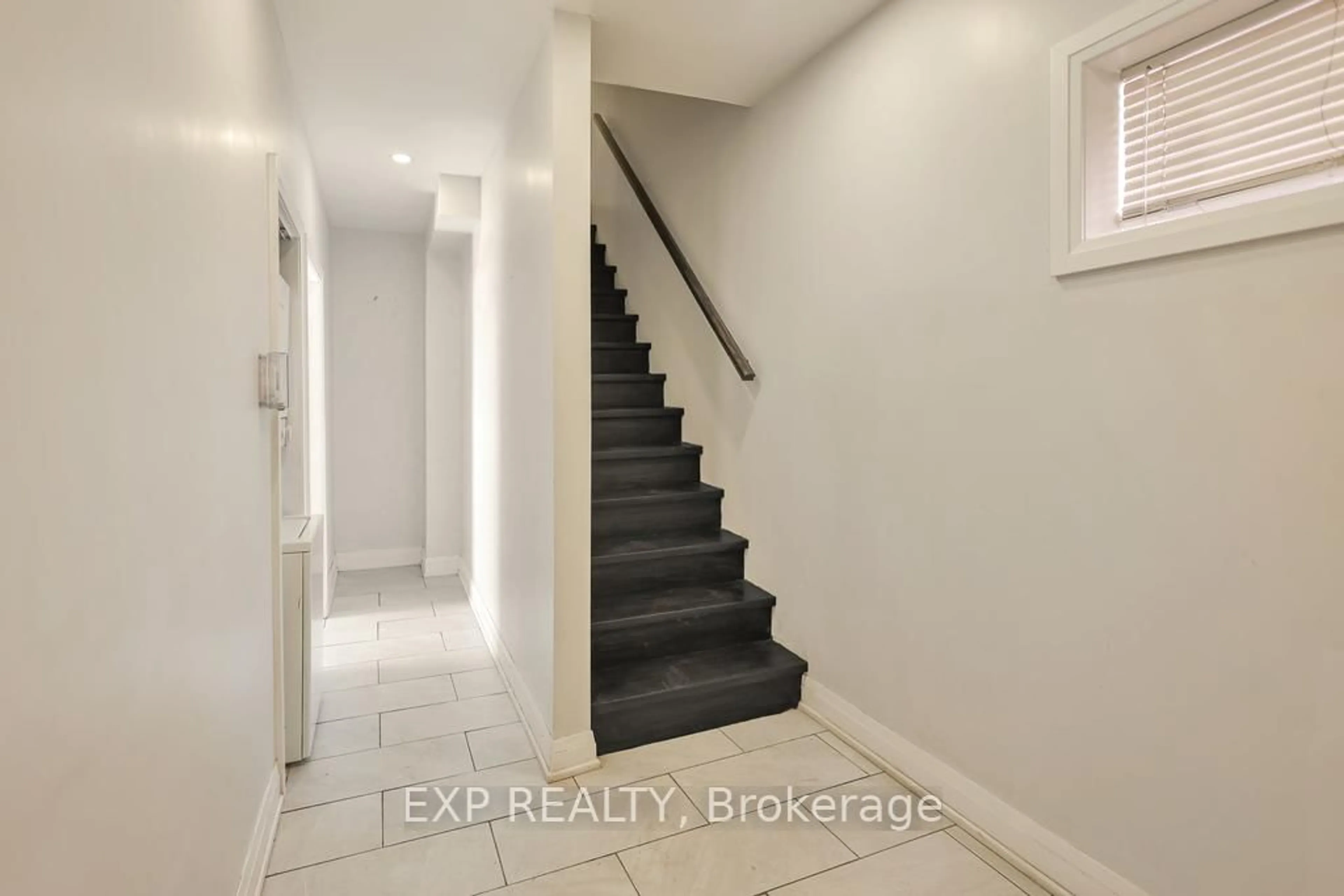 Indoor entryway for 1 madison Ave, Hamilton Ontario L8L 5Y2