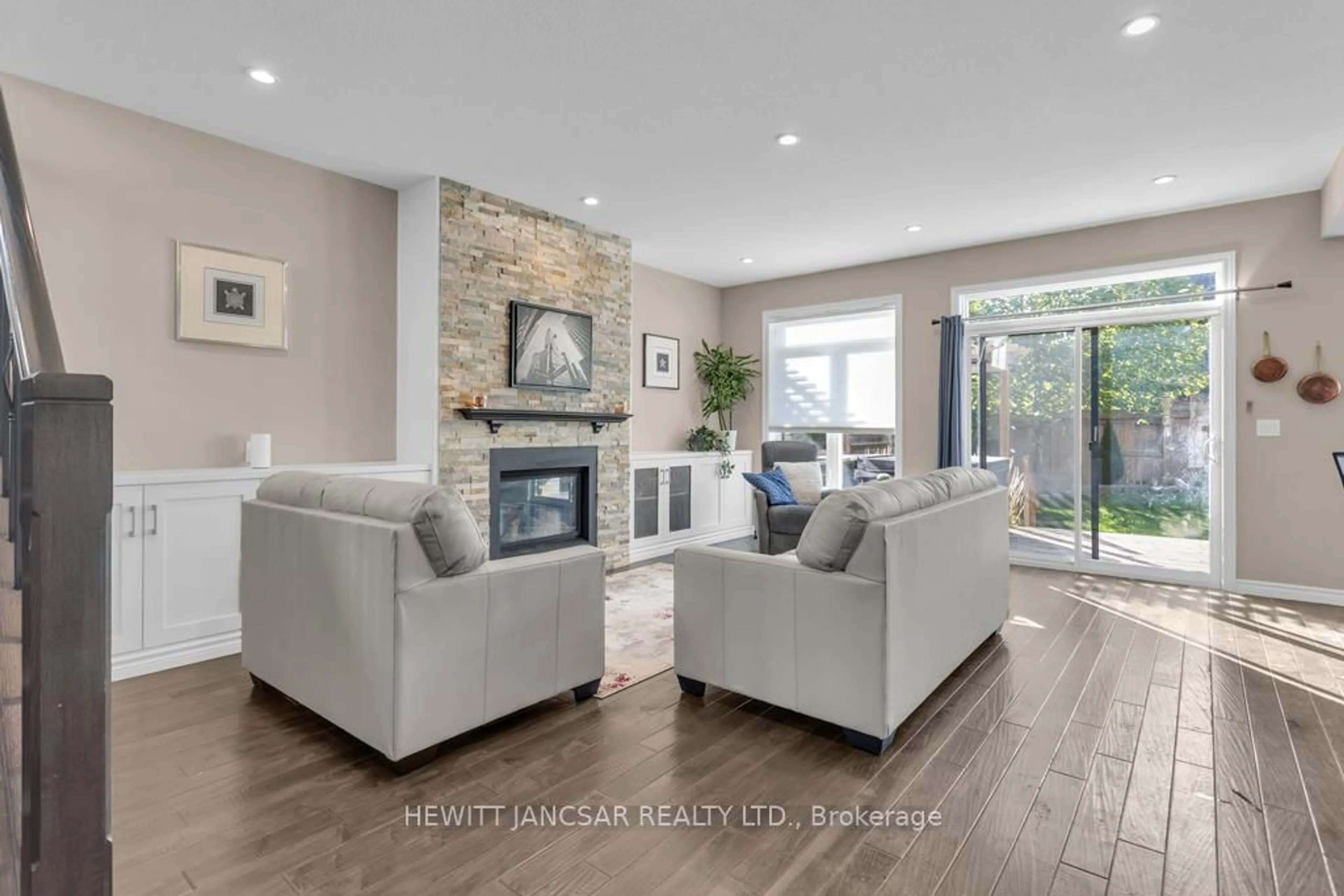 Living room with furniture, unknown for 424 Alan Cres, Woodstock Ontario N4S 0B9