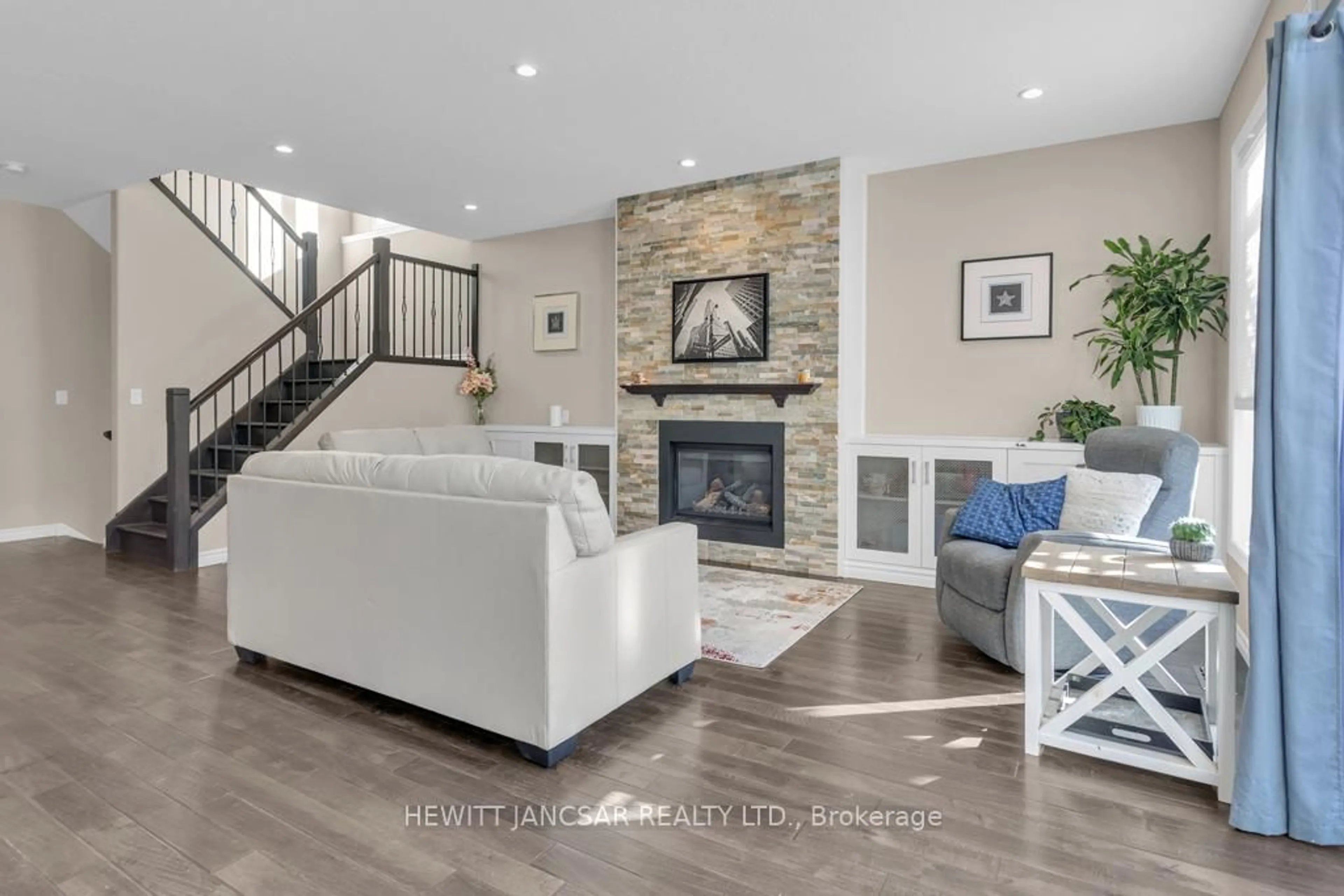 Living room with furniture, unknown for 424 Alan Cres, Woodstock Ontario N4S 0B9