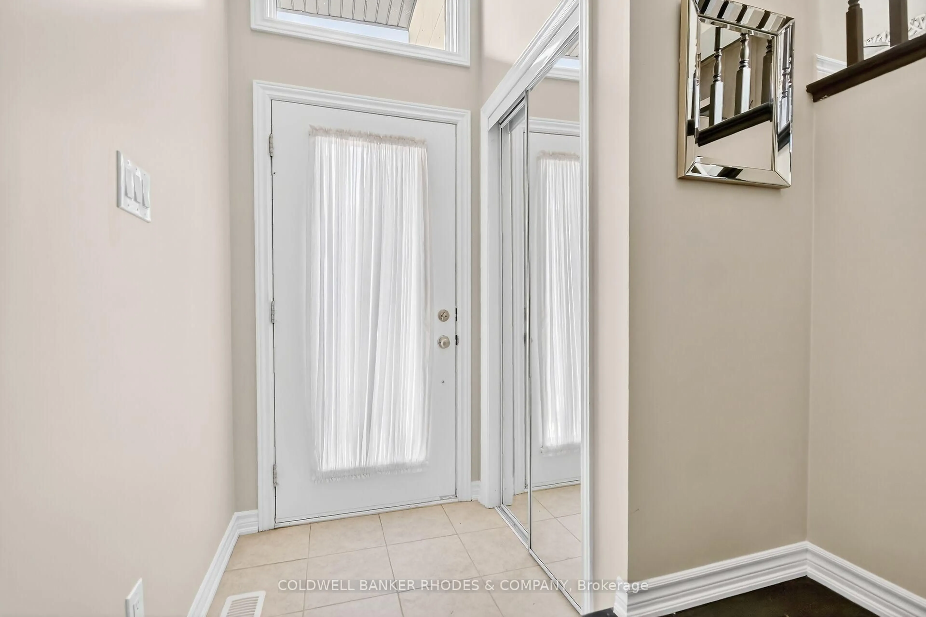 Indoor entryway for 815 Mikinak Rd, Ottawa Ontario K1K 4Z9