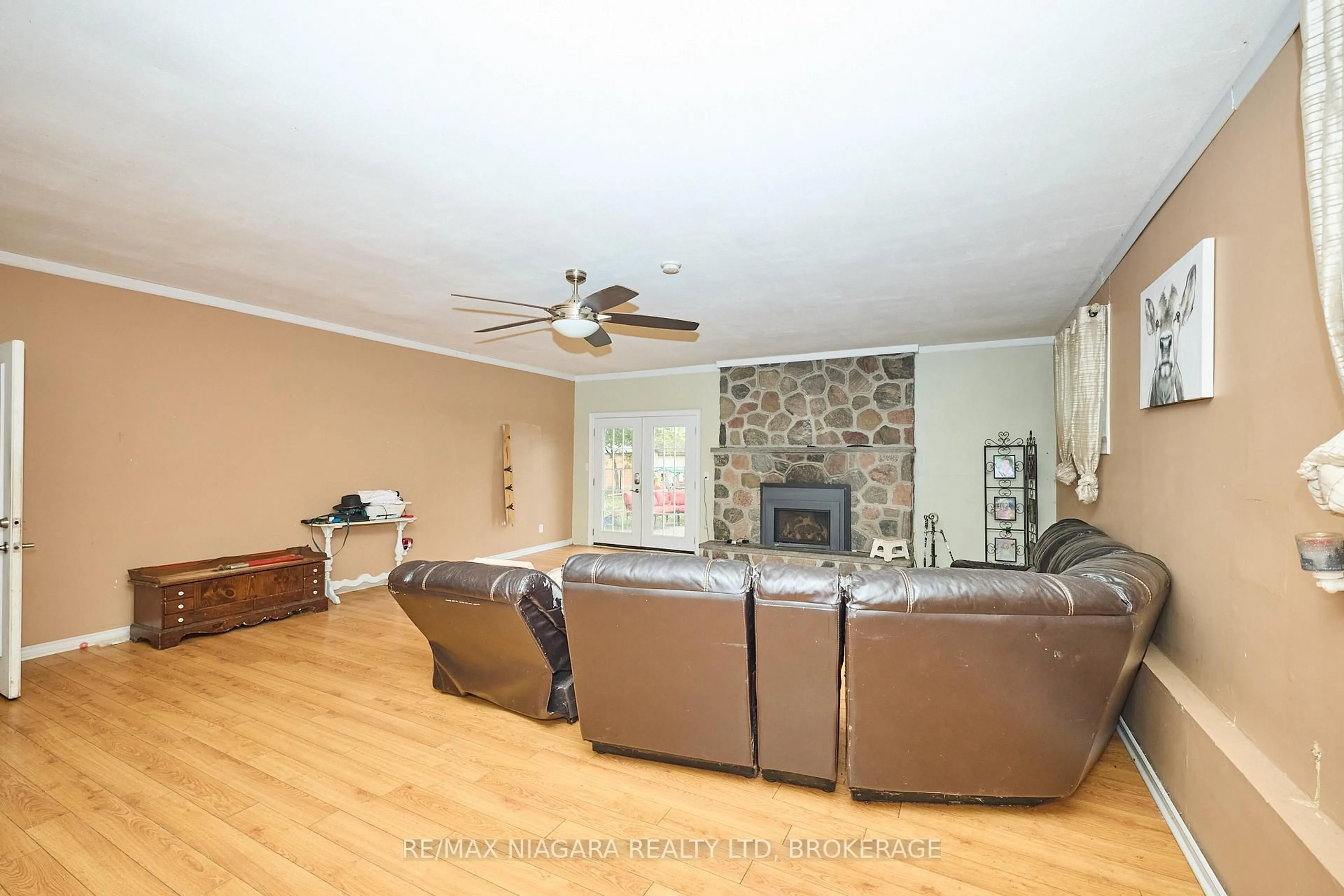 Living room with furniture, unknown for 2503 Coral Ave, Fort Erie Ontario L0S 1S0