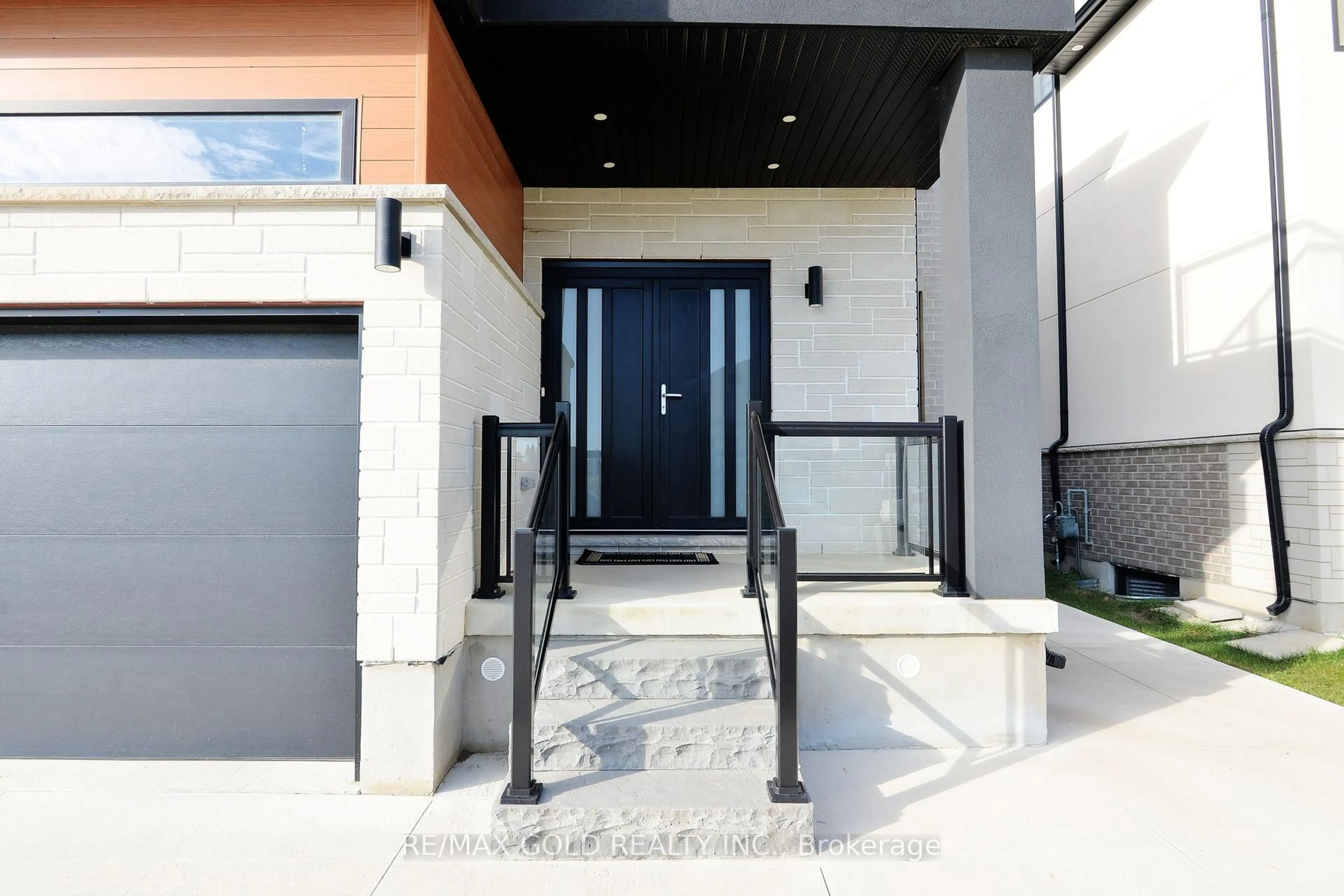 Indoor entryway for 86 Grandville Circ, Brant Ontario N3L 0J5