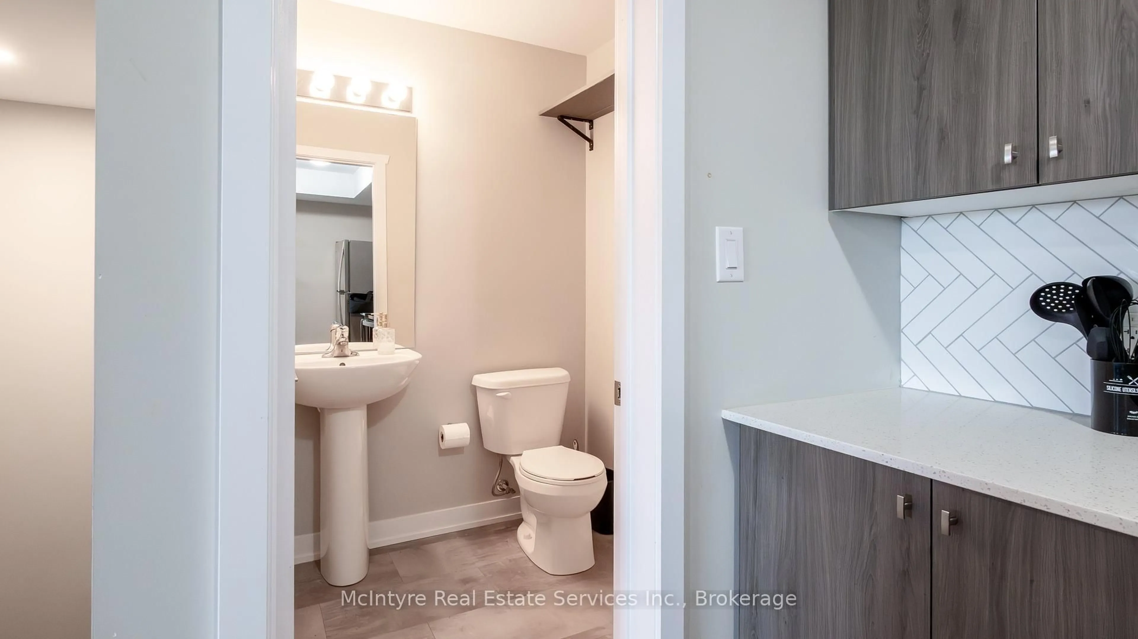 Standard bathroom, ceramic/tile floor for 1331 Countrystone Dr #B4, Kitchener Ontario N2N 3R9