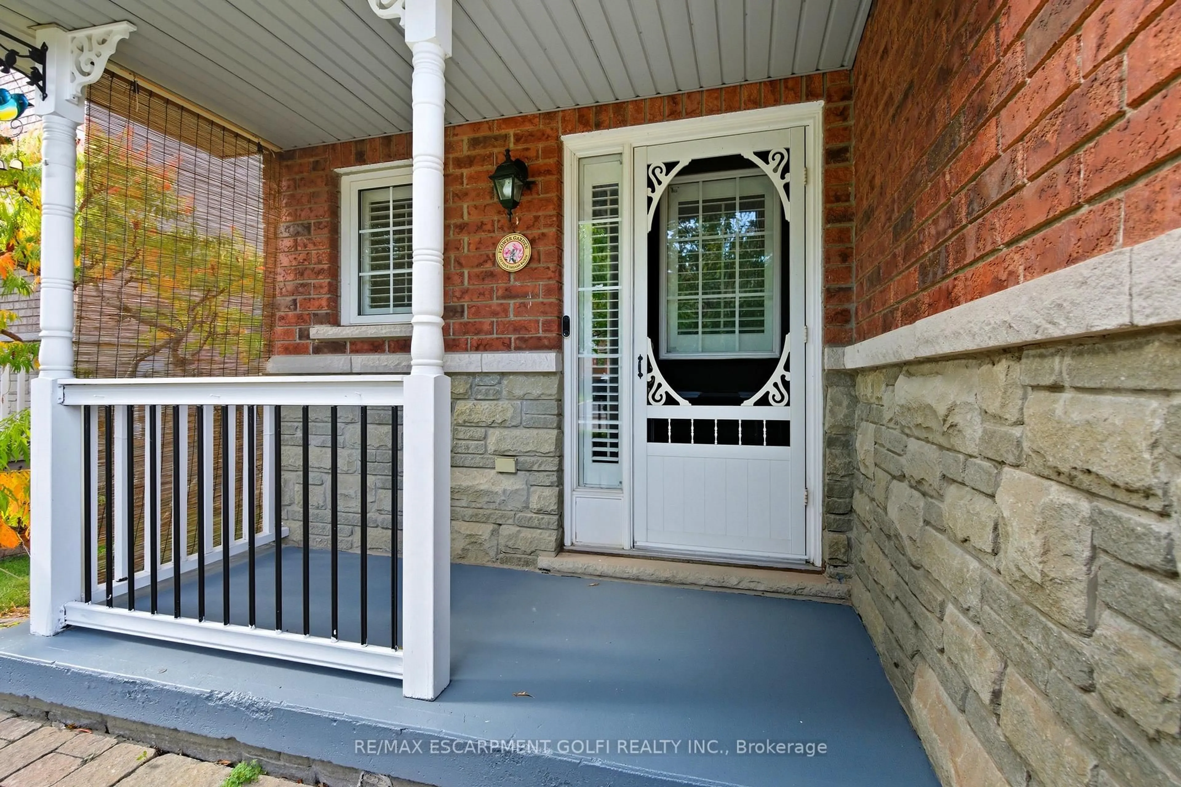 Indoor entryway for 213 Dorchester Dr, Grimsby Ontario L3M 5K8