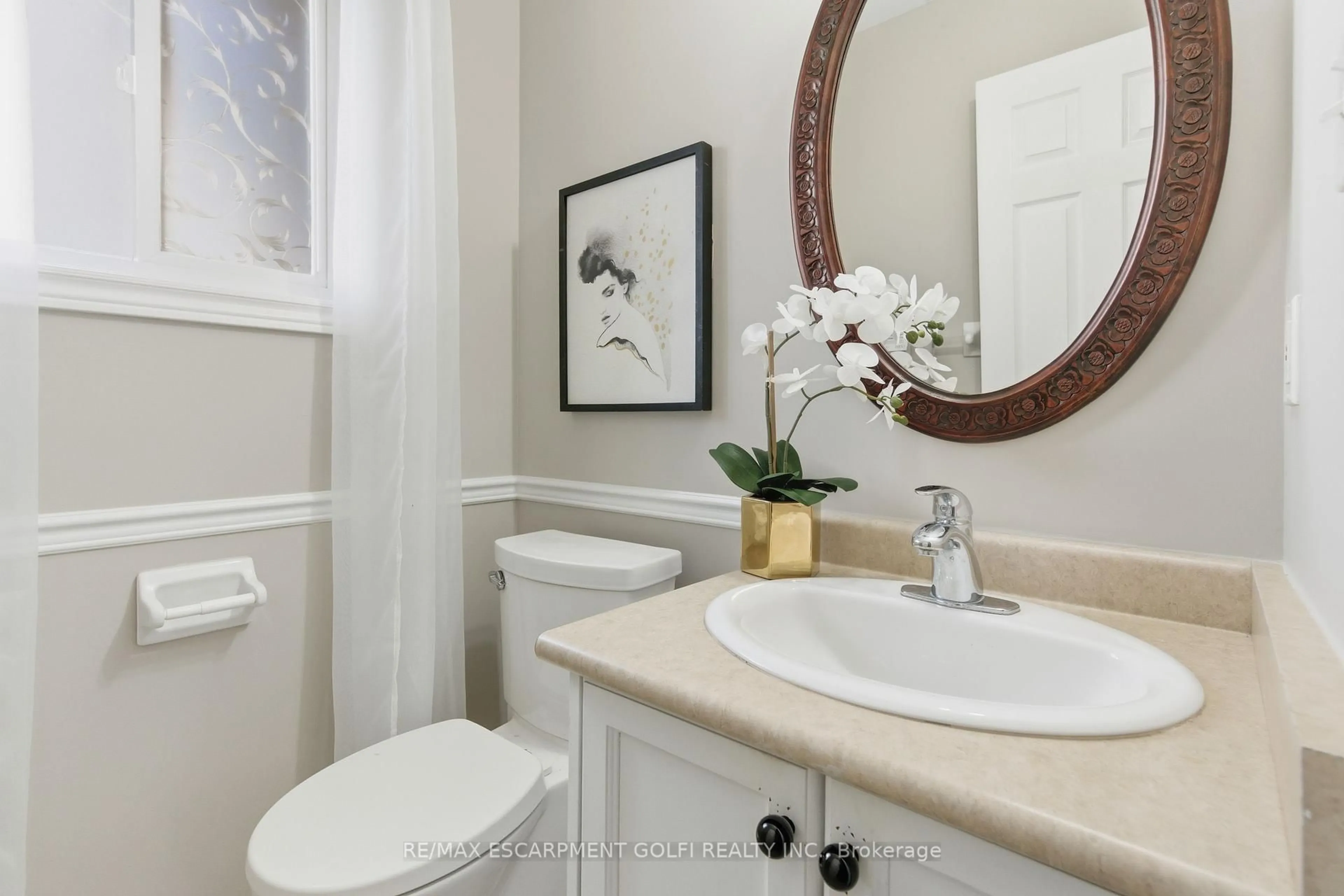 Standard bathroom, ceramic/tile floor for 213 Dorchester Dr, Grimsby Ontario L3M 5K8
