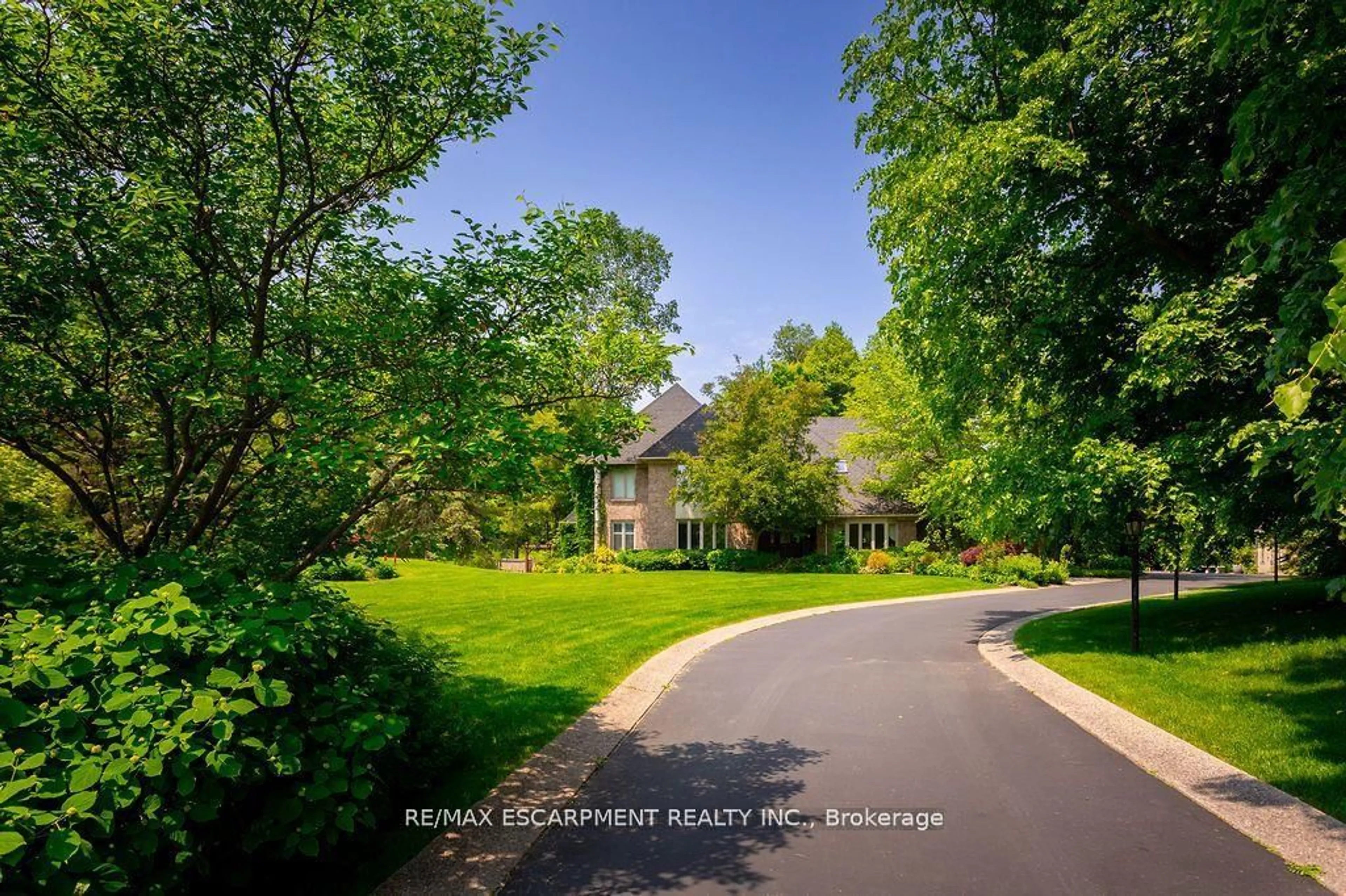 A pic from outside/outdoor area/front of a property/back of a property/a pic from drone, unknown for 27 Blackberry Pl, Hamilton Ontario L0R 1H2
