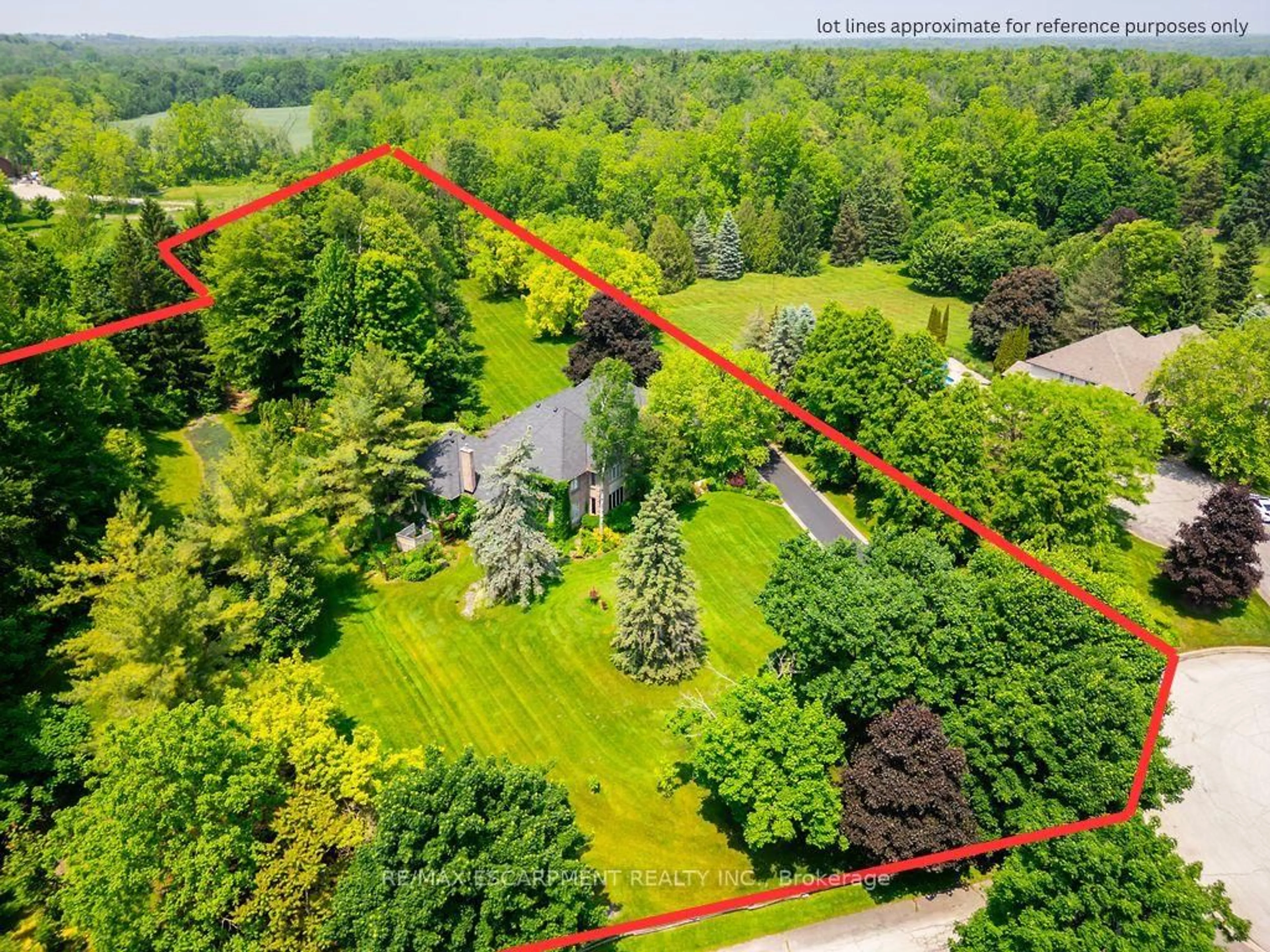 A pic from outside/outdoor area/front of a property/back of a property/a pic from drone, forest/trees view for 27 Blackberry Pl, Hamilton Ontario L0R 1H2