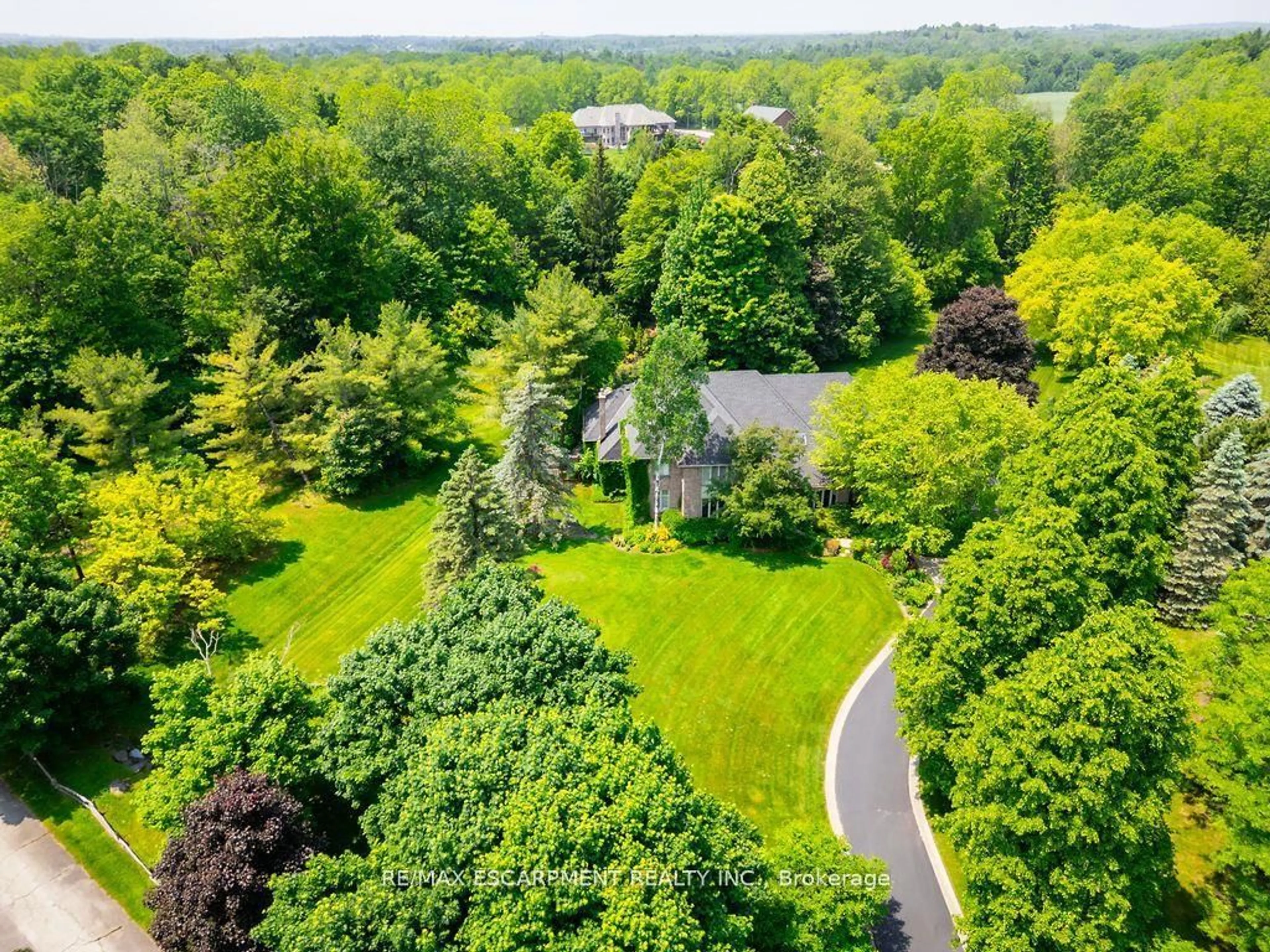A pic from outside/outdoor area/front of a property/back of a property/a pic from drone, forest/trees view for 27 Blackberry Pl, Hamilton Ontario L0R 1H2