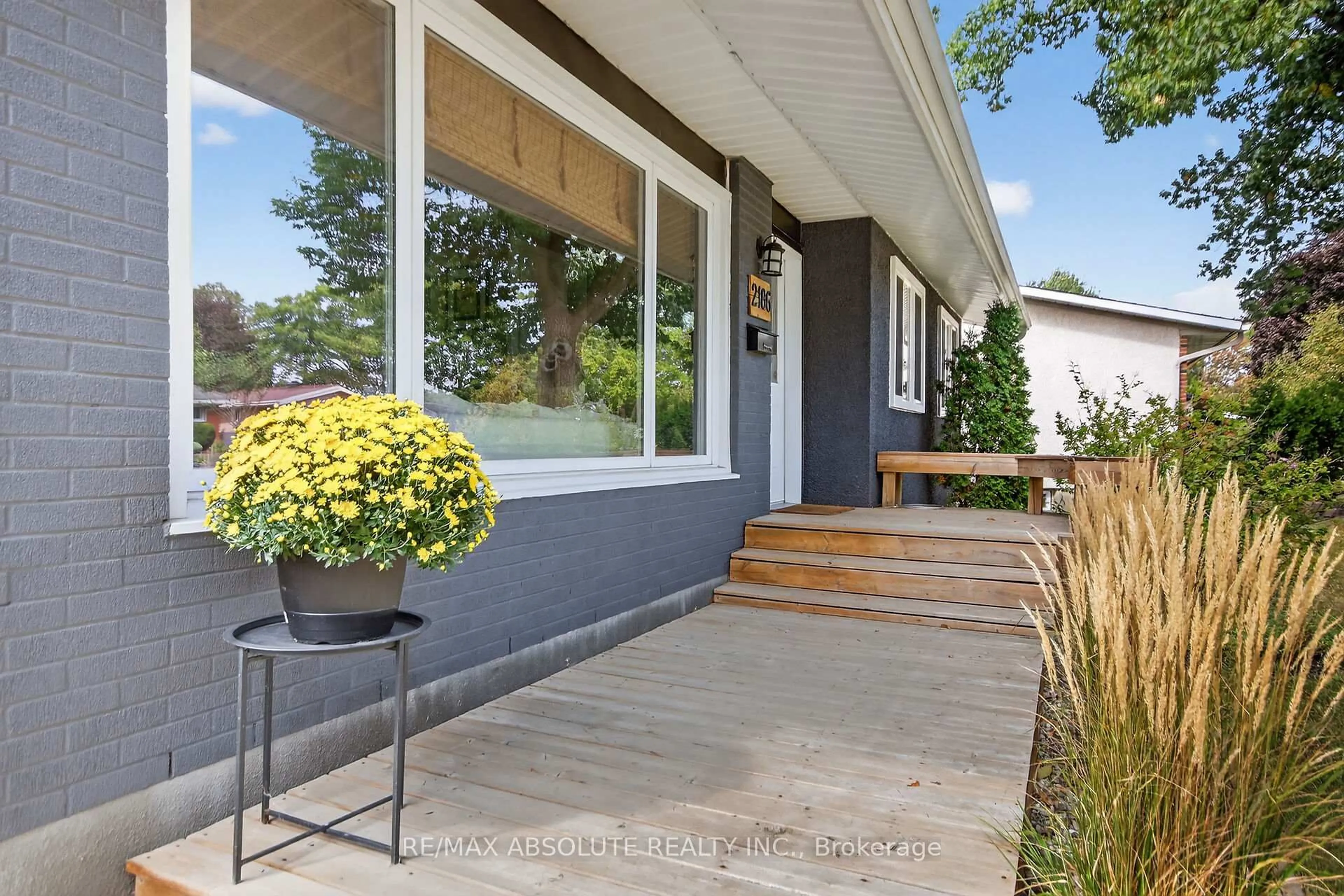 Patio, street for 2186 Tawney Rd, Ottawa Ontario K1G 1C5
