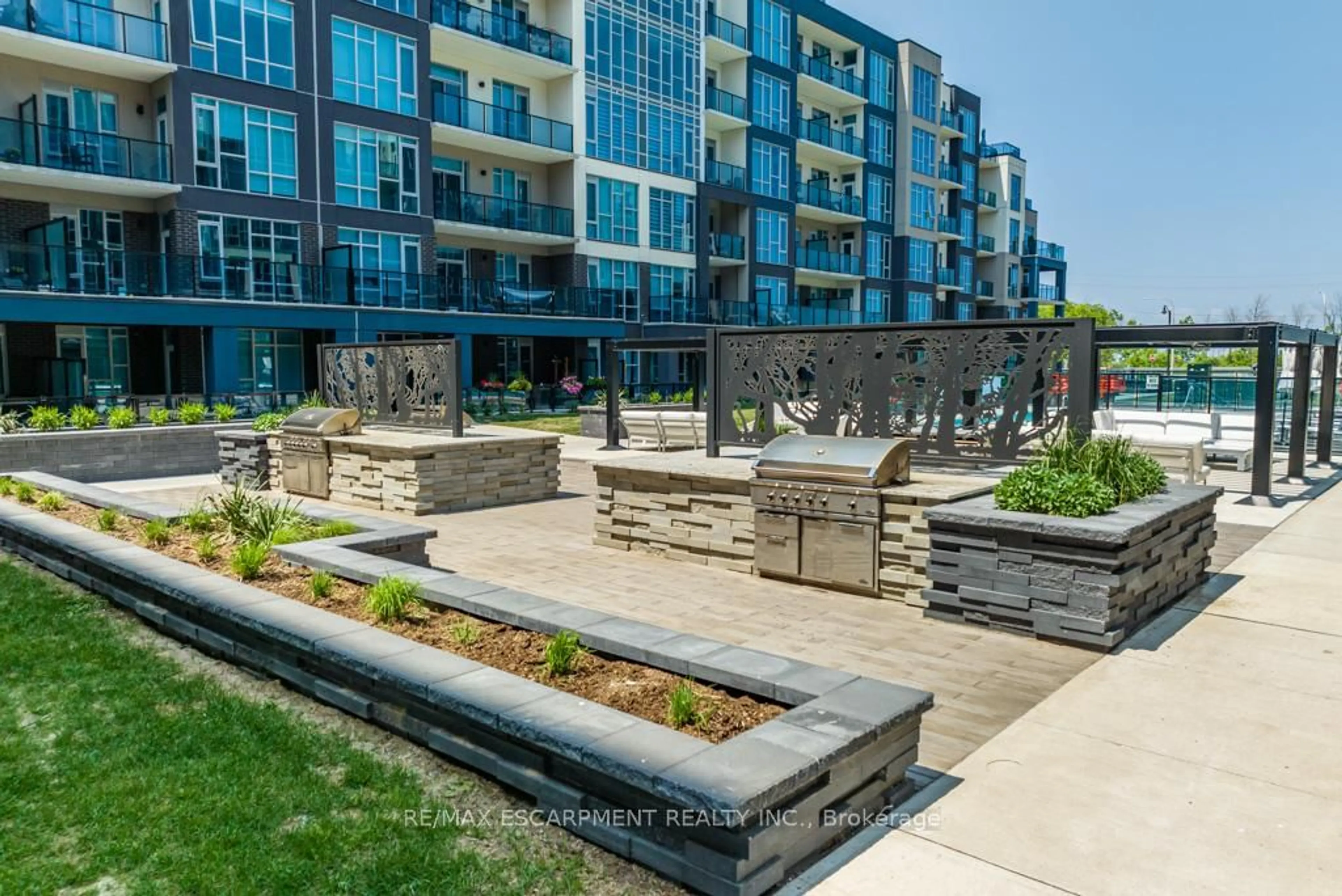 Patio, unknown for 16 Concord Pl #118, Grimsby Ontario L3M 0J1