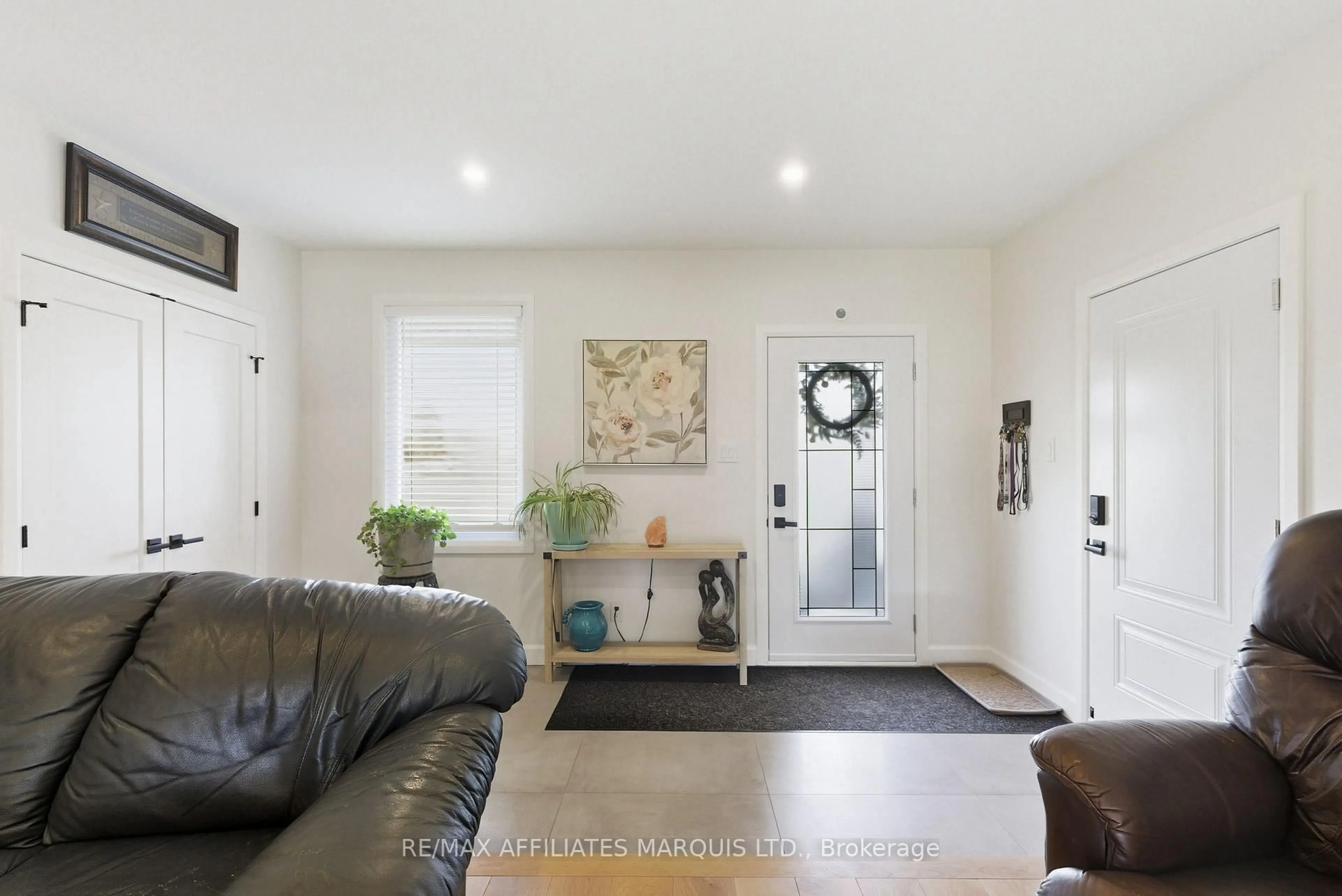 Indoor entryway for 17026 Myers Rd, South Stormont Ontario K0C 2A0
