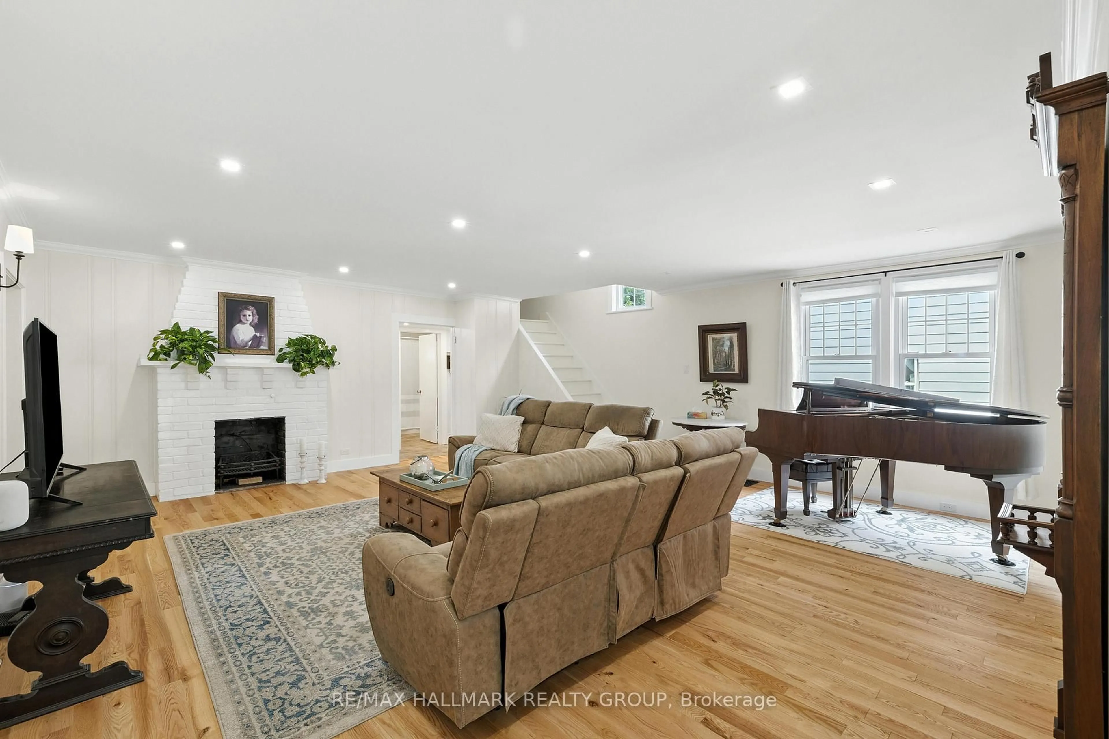 Living room with furniture, unknown for 26 McCready St, Brockville Ontario K6V 5N3
