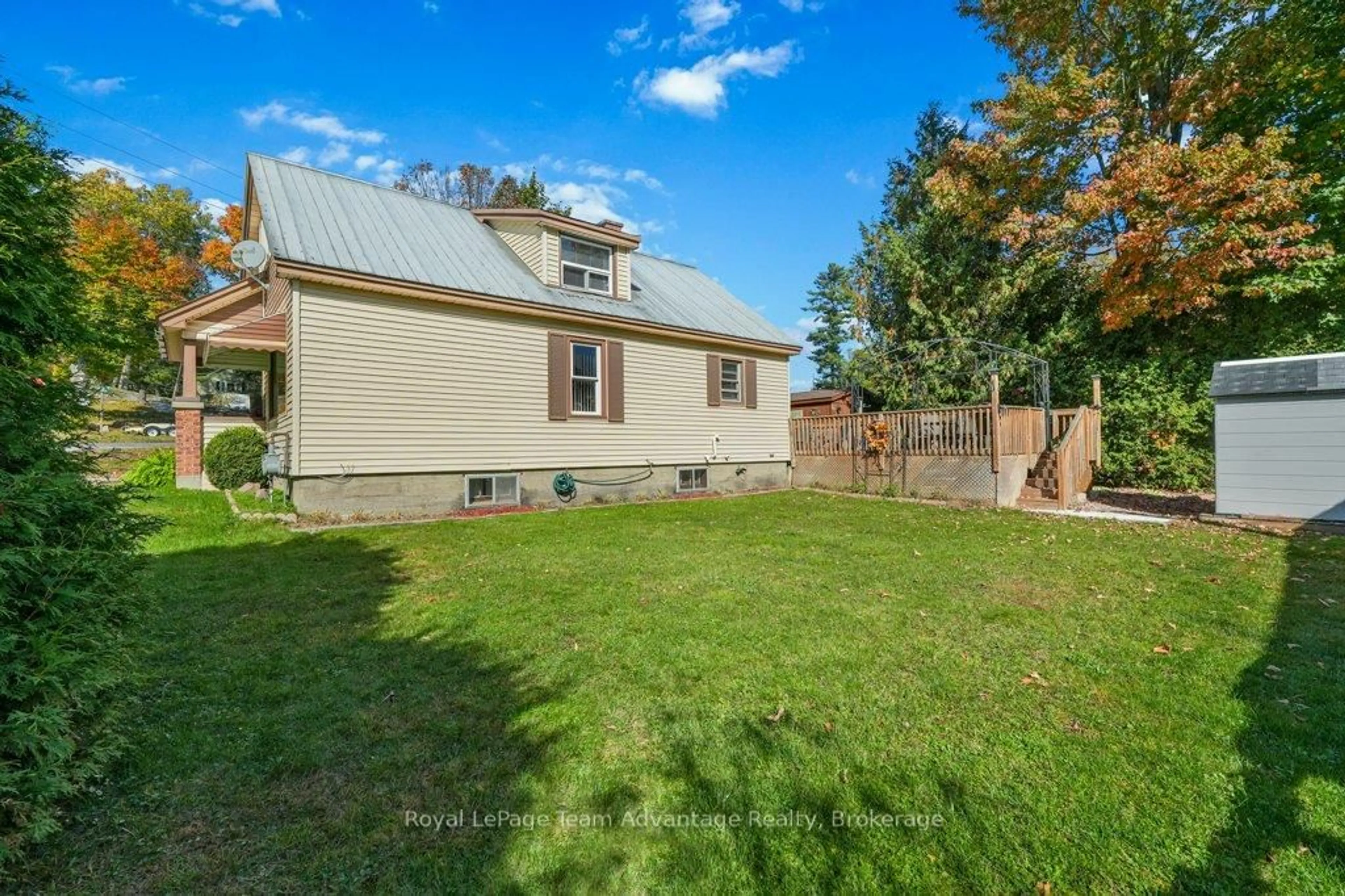 A pic from outside/outdoor area/front of a property/back of a property/a pic from drone, unknown for 43 Hillcrest Ave, Parry Sound Ontario P2A 1L5