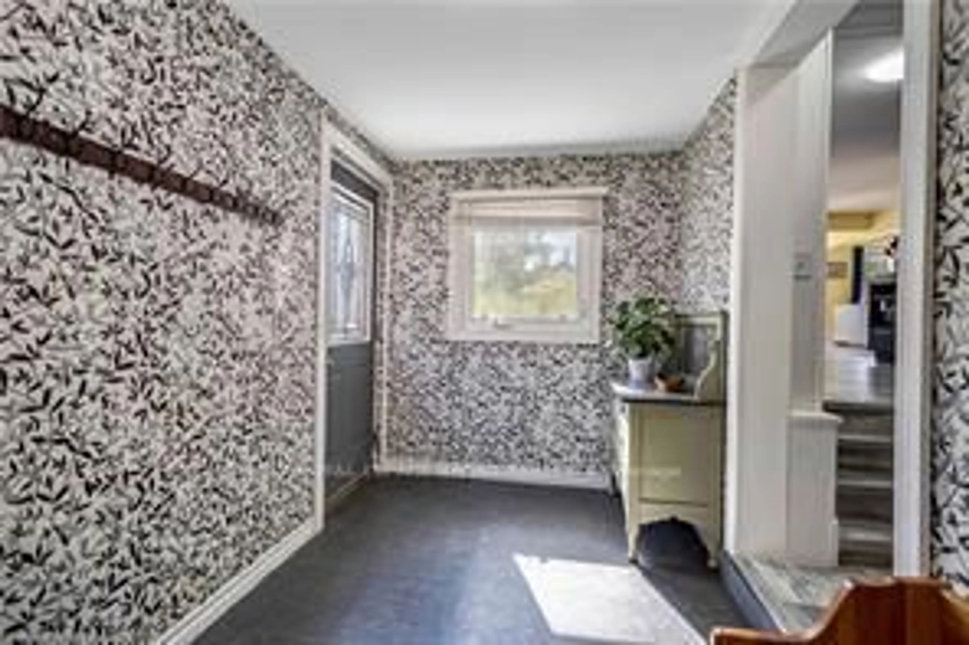 Indoor entryway for 118 Main St, Norwich Ontario N0J 1P0