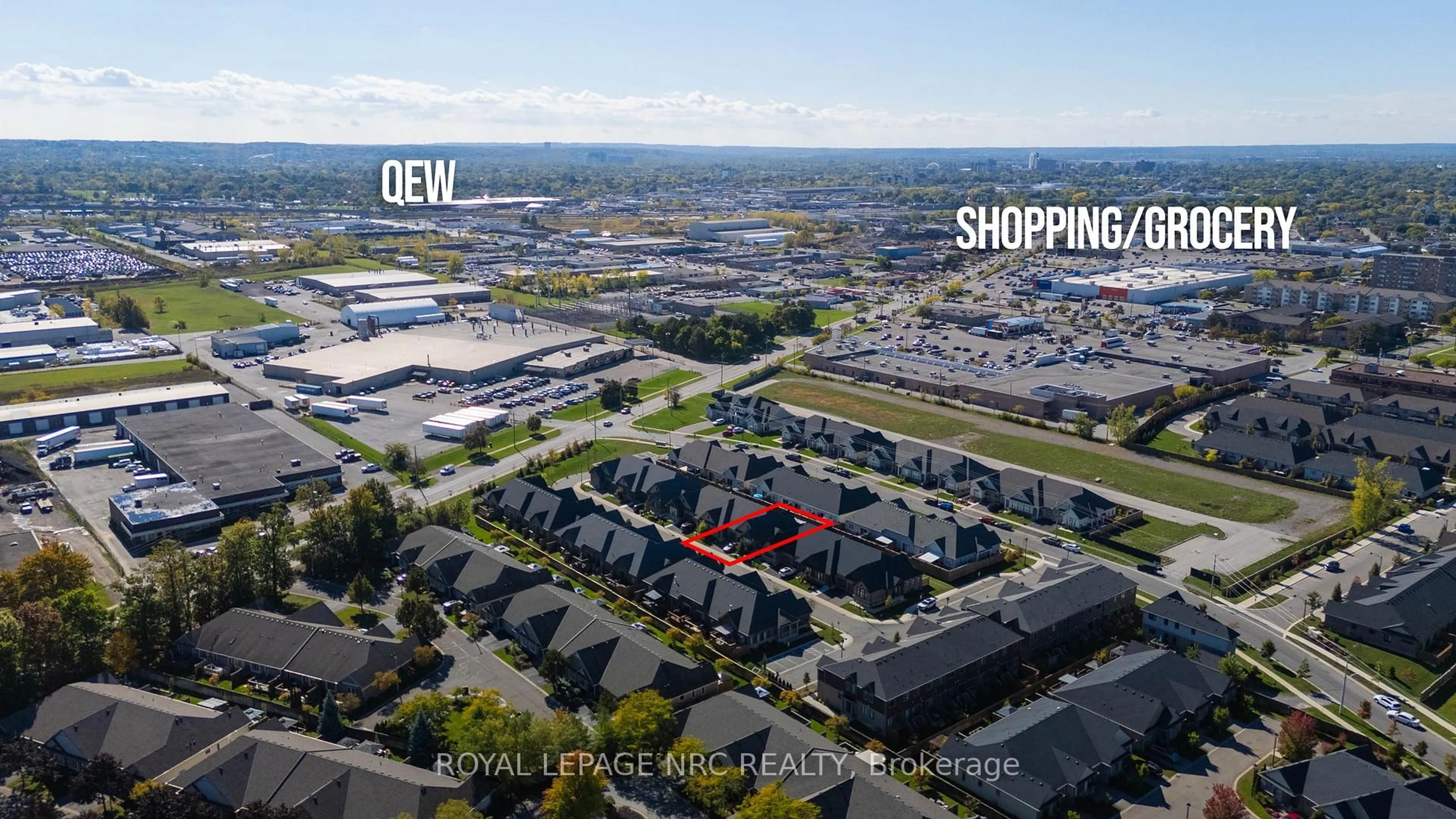 A pic from outside/outdoor area/front of a property/back of a property/a pic from drone, street for 31 Cosmopolitan Common, St. Catharines Ontario L2M 0B8