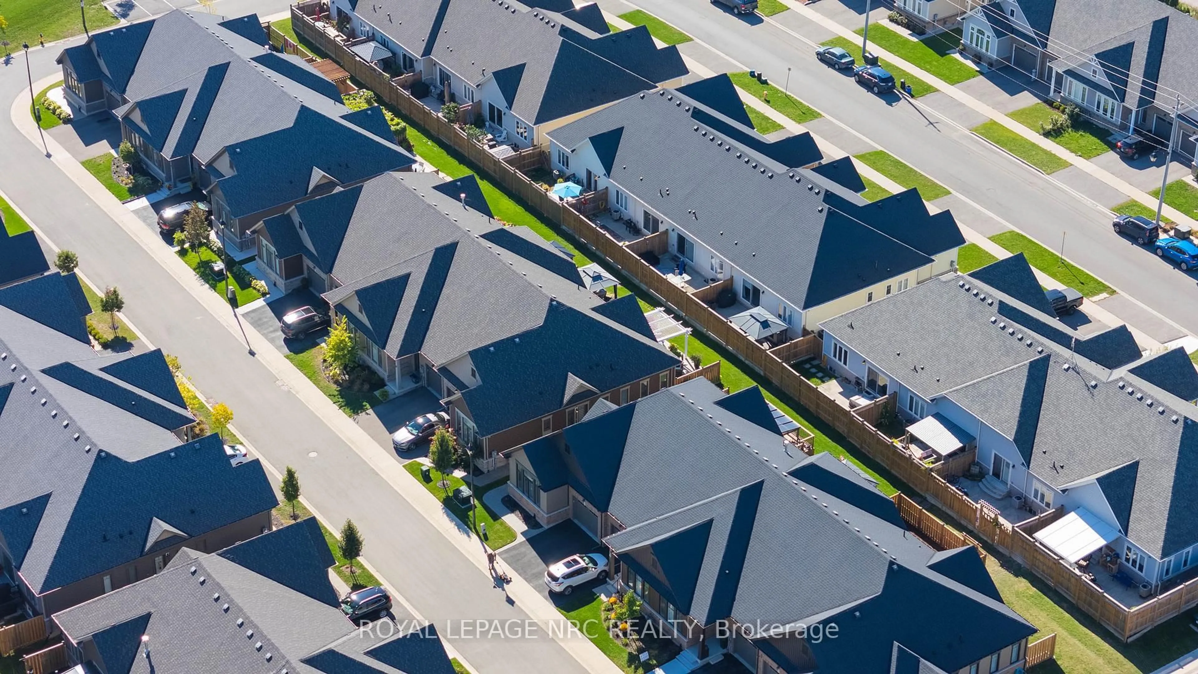 A pic from outside/outdoor area/front of a property/back of a property/a pic from drone, street for 31 Cosmopolitan Common, St. Catharines Ontario L2M 0B8