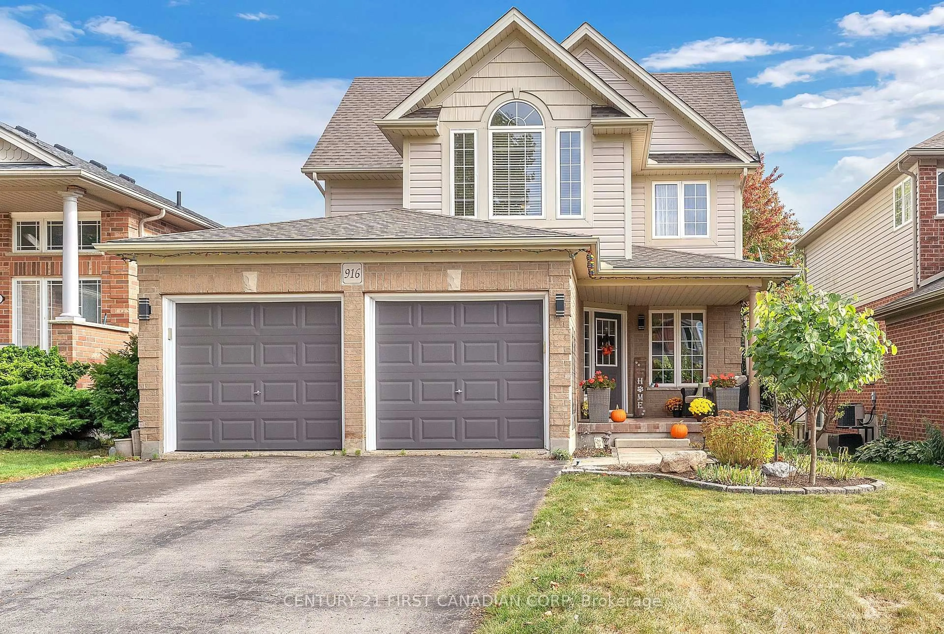 Home with vinyl exterior material, street for 916 Cresthaven Cres, London South Ontario N6K 4W1