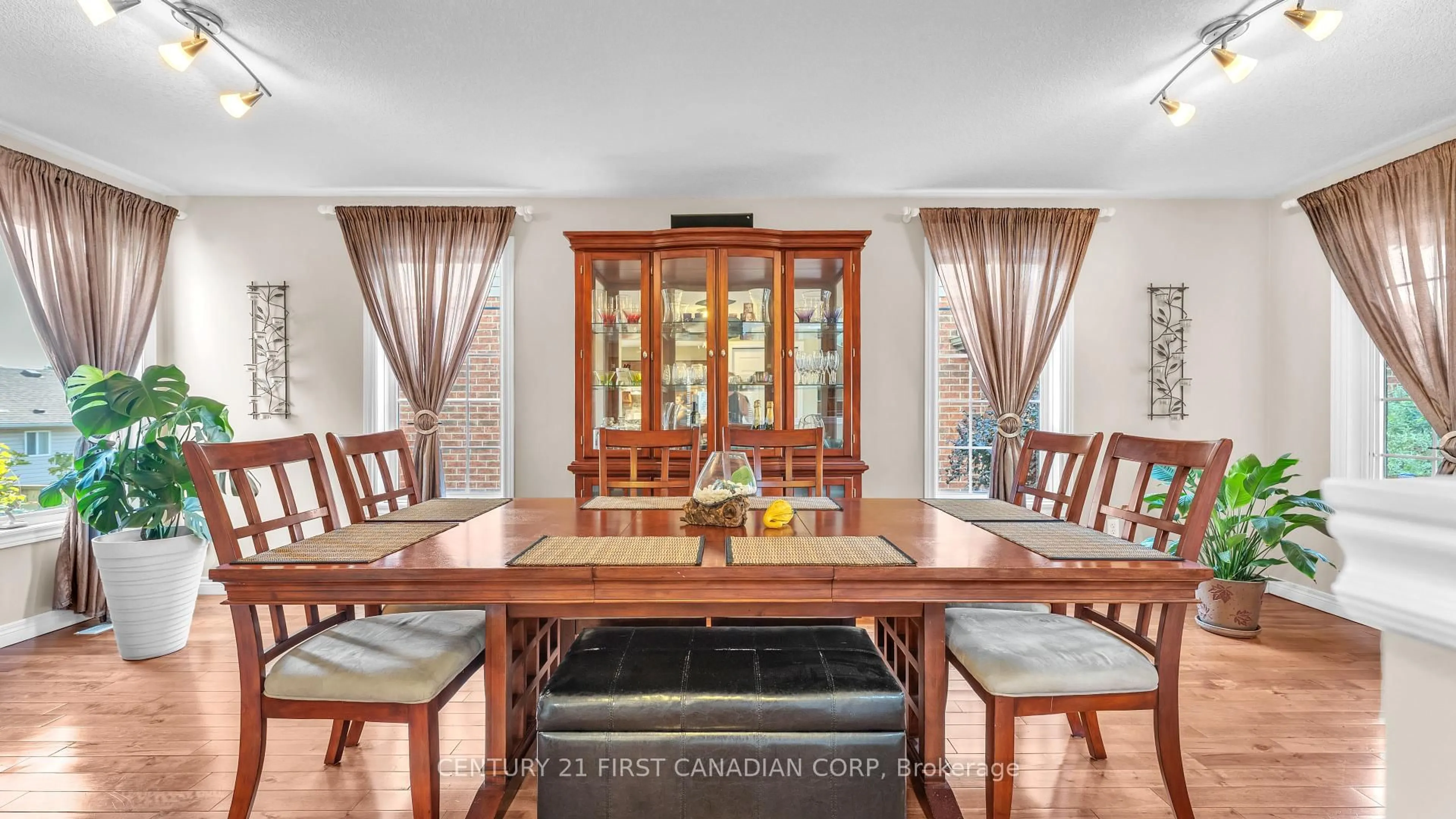 Dining room, unknown for 916 Cresthaven Cres, London South Ontario N6K 4W1
