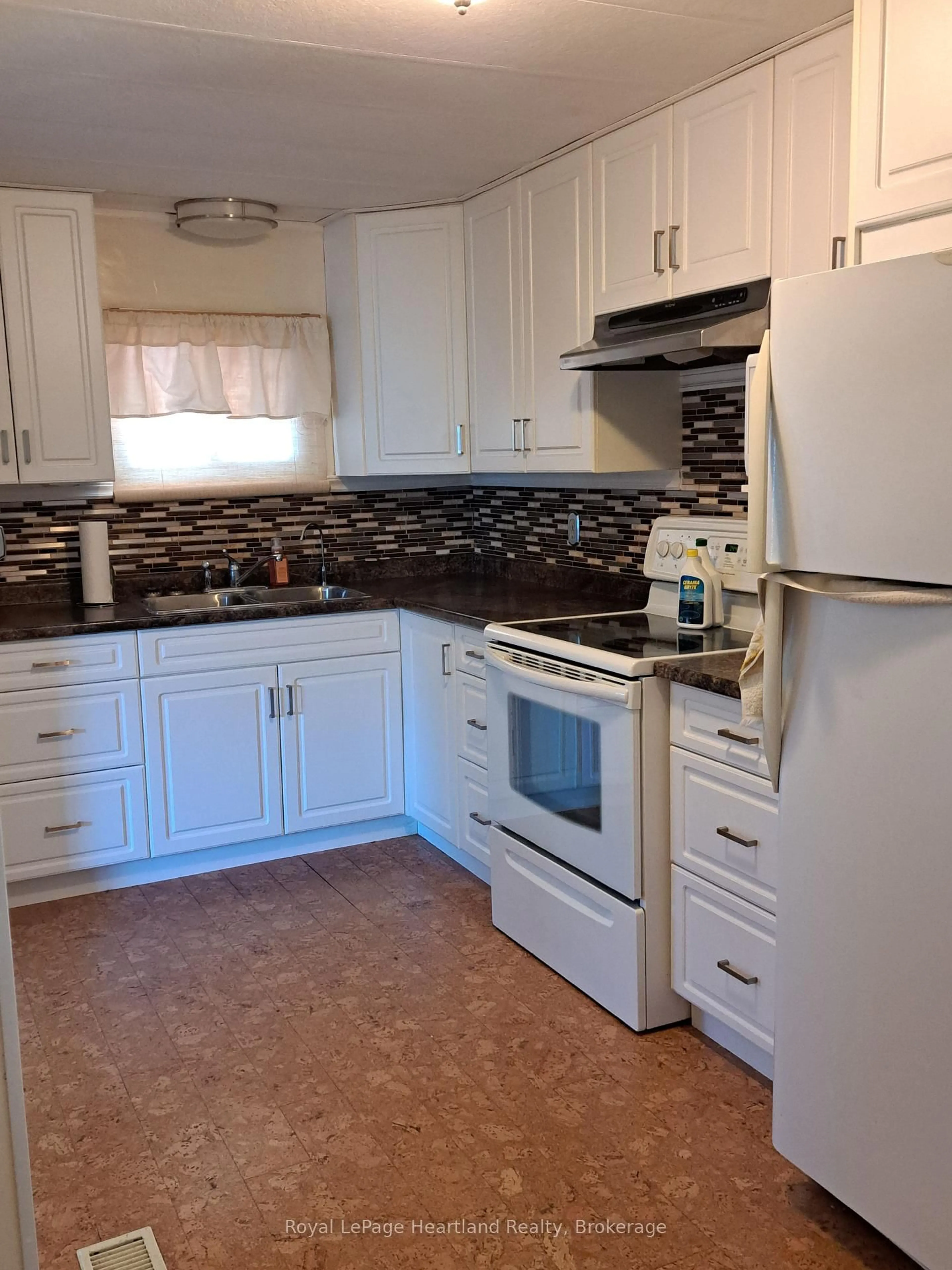 Standard kitchen, unknown for 21 Velma St, Strathroy-Caradoc Ontario N7G 1A1