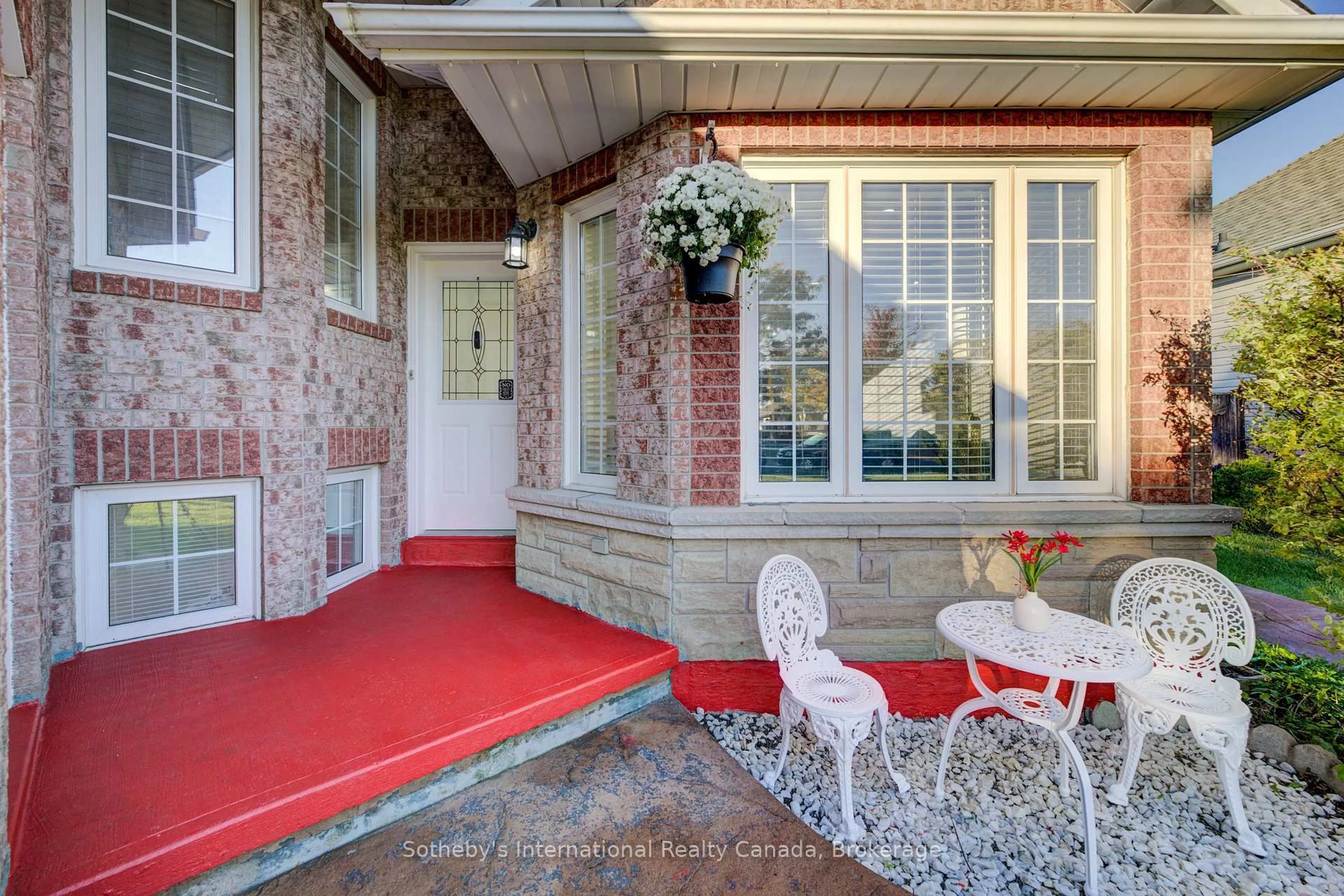 Patio, street for 147 St. Lawrence Dr, Welland Ontario L3C 7H6
