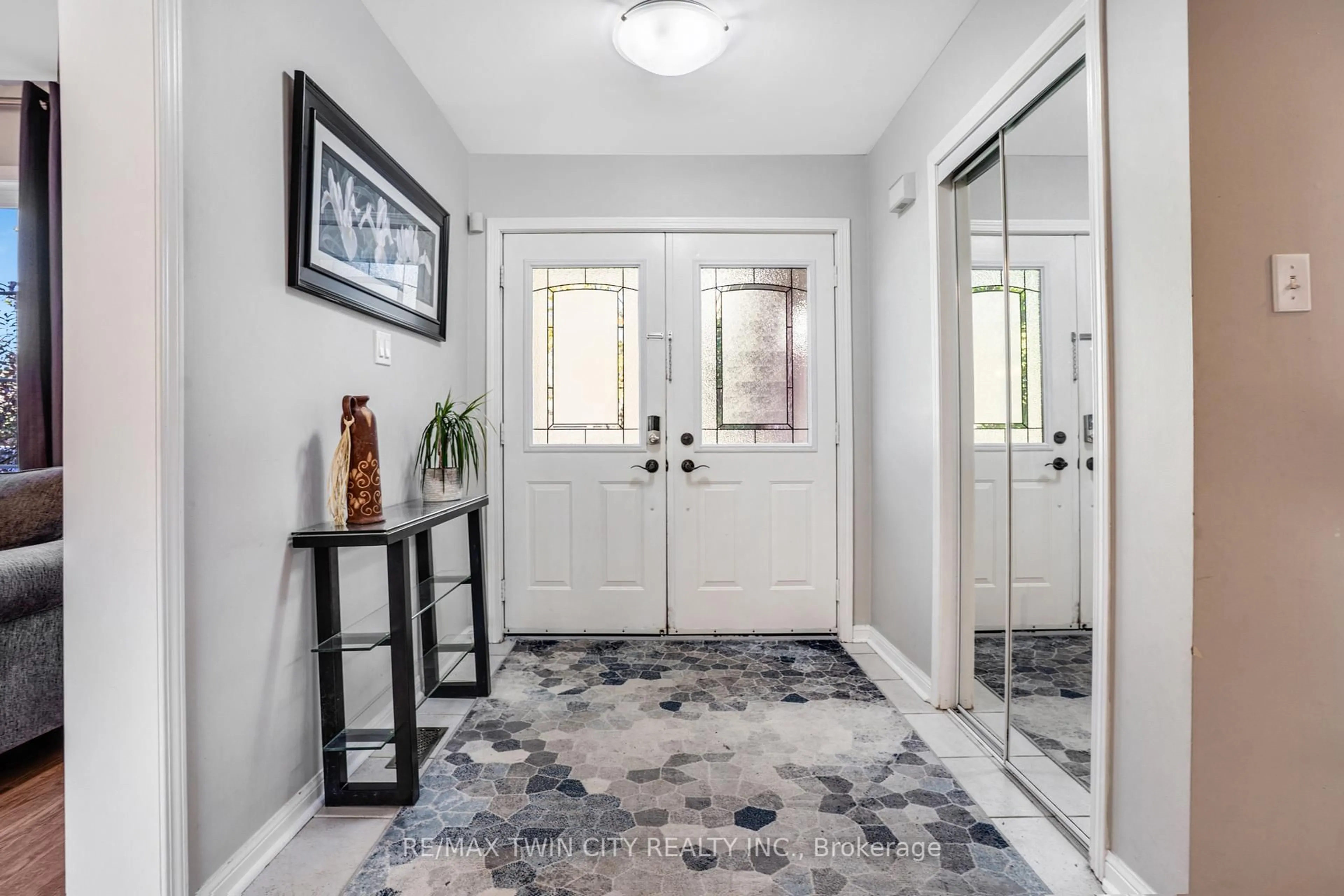 Indoor entryway for 795 Saginaw Pkwy, Cambridge Ontario N1T 1R3