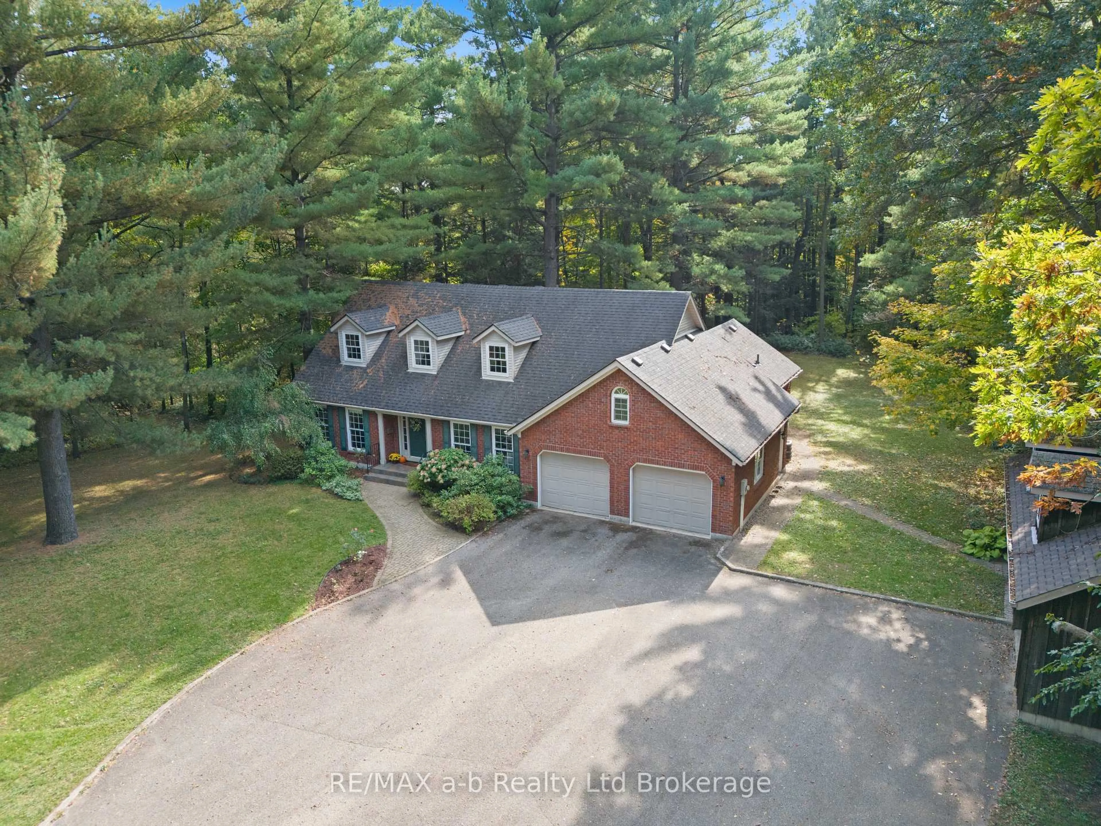 A pic from outside/outdoor area/front of a property/back of a property/a pic from drone, water/lake/river/ocean view for 27 Norfolk St, Norwich Ontario N0J 1R0