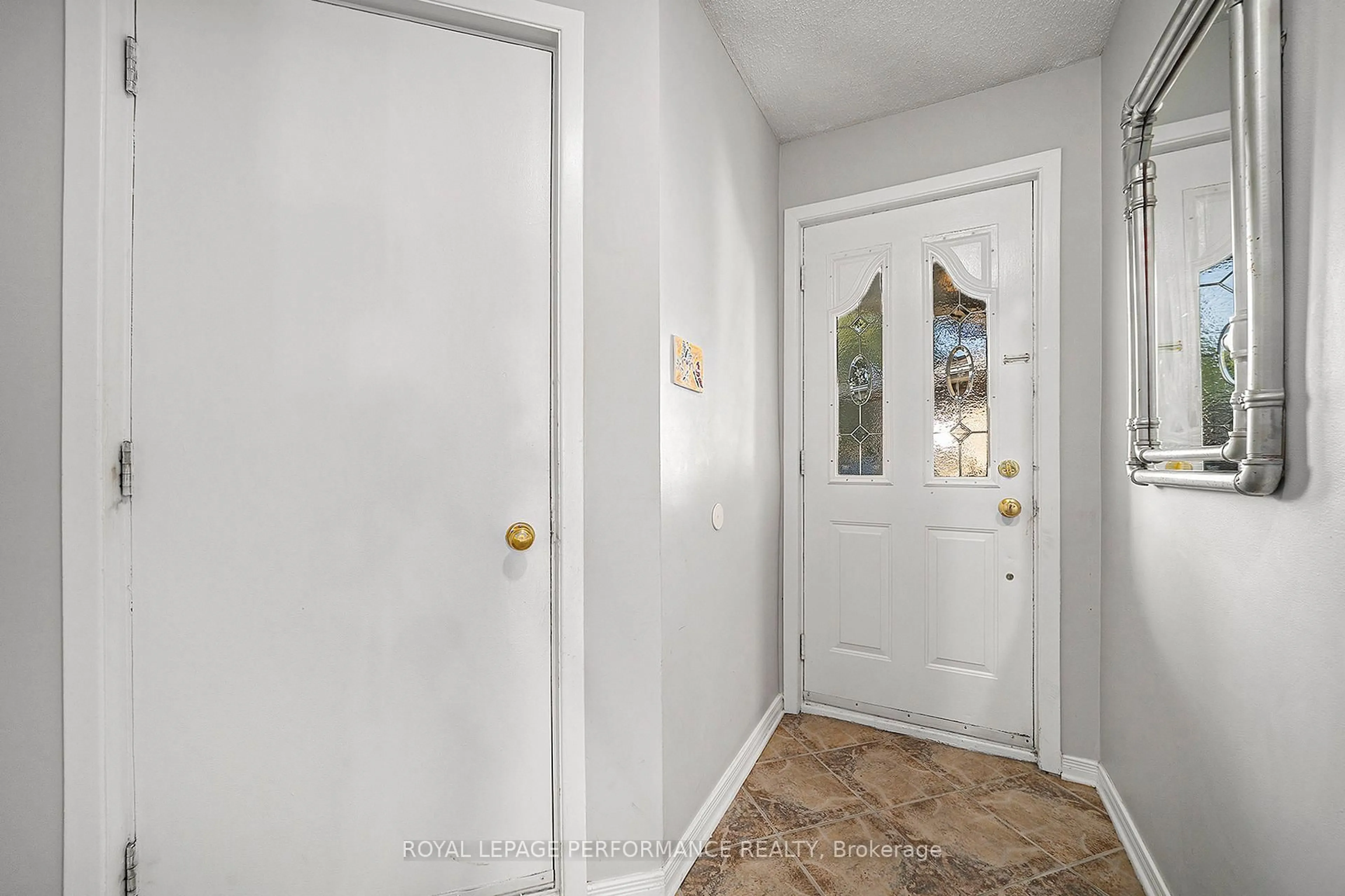 Indoor entryway for 29 Hummingbird Cres, Ottawa Ontario K2J 3A5