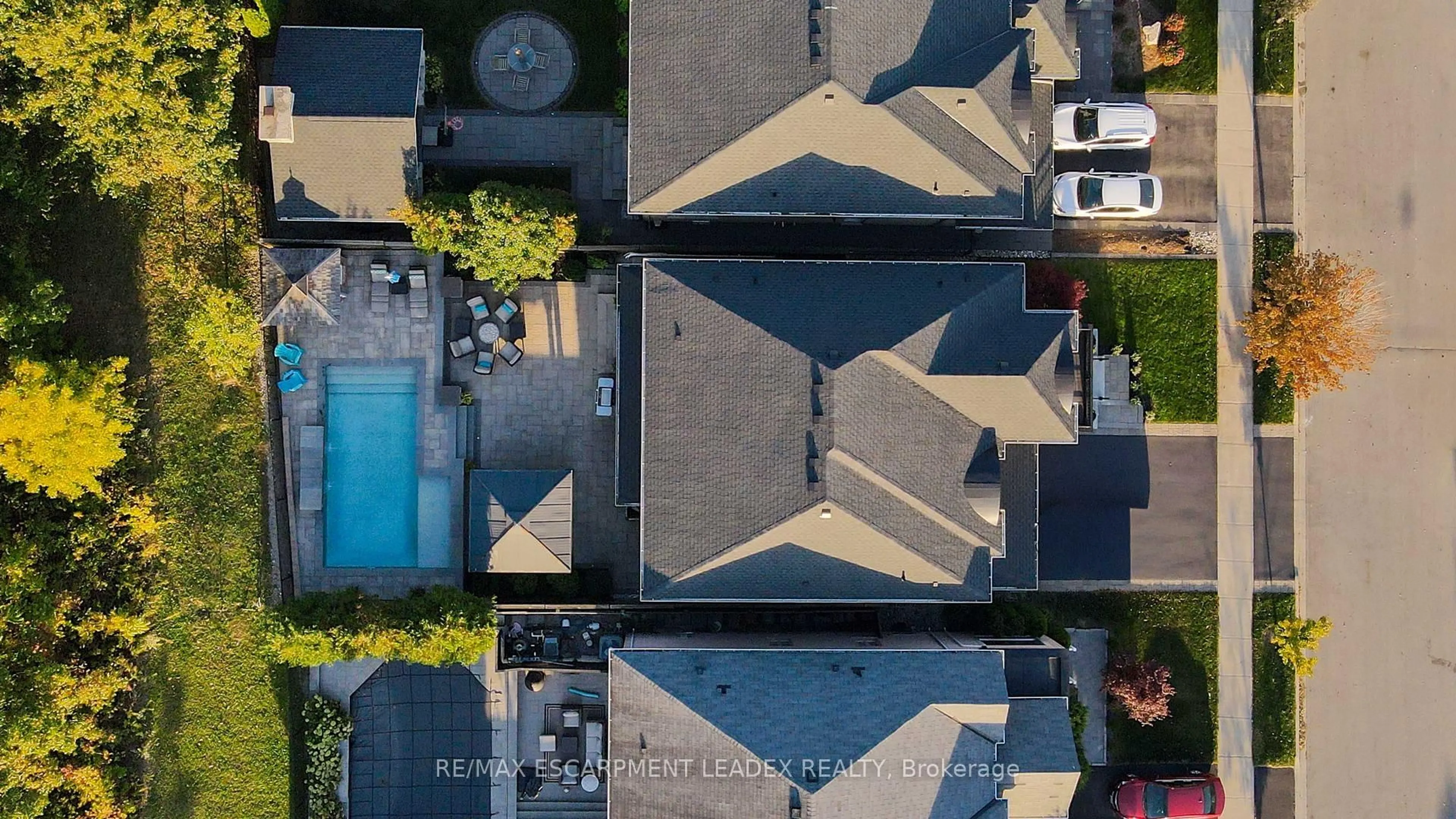 A pic from outside/outdoor area/front of a property/back of a property/a pic from drone, city buildings view from balcony for 80 Sutherland Cres, Hamilton Ontario L9K 0G9