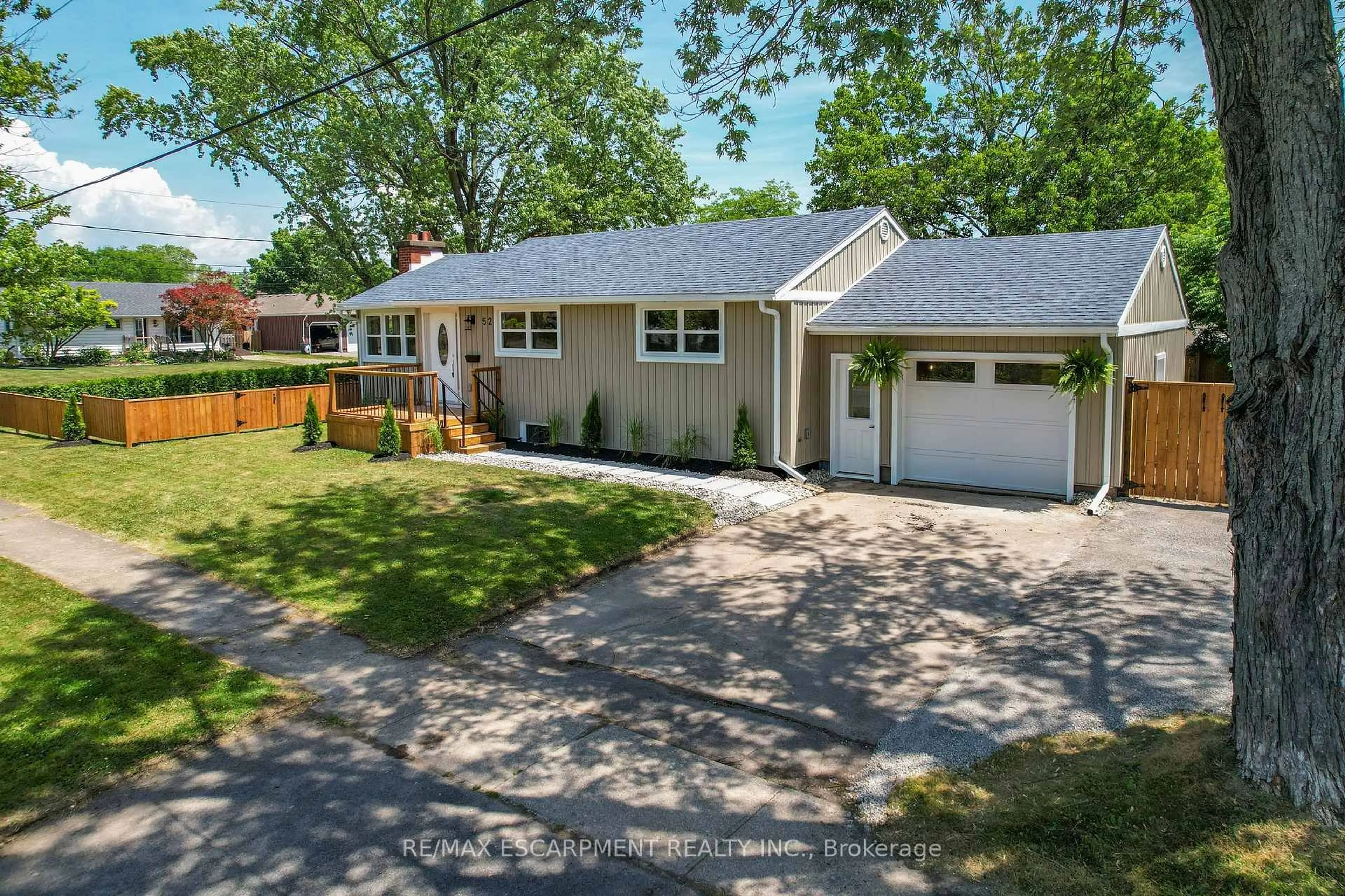 A pic from outside/outdoor area/front of a property/back of a property/a pic from drone, street for 52 Valencourt Dr, Welland Ontario L3C 1M8