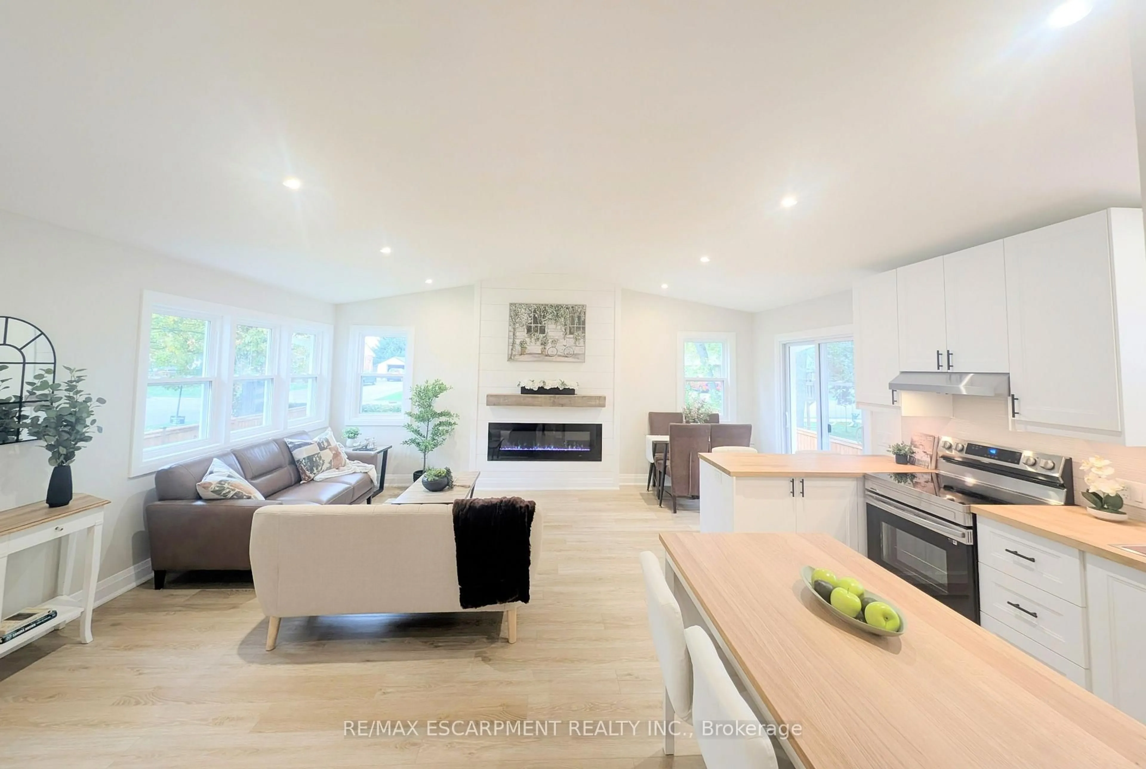Open concept kitchen, unknown for 52 Valencourt Dr, Welland Ontario L3C 1M8
