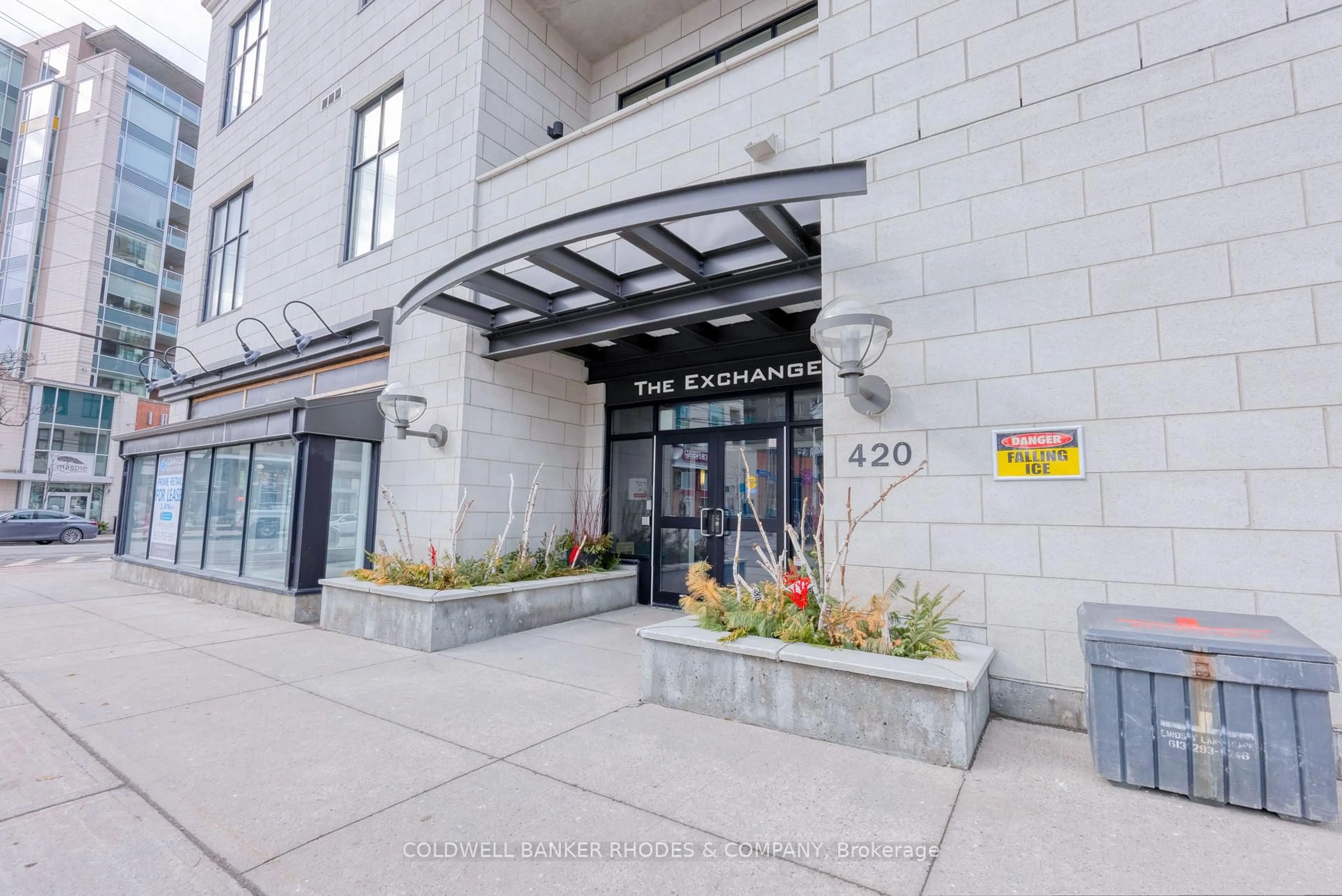 Indoor foyer for 420 Berkley Ave #605, Ottawa Ontario K2A 4H5