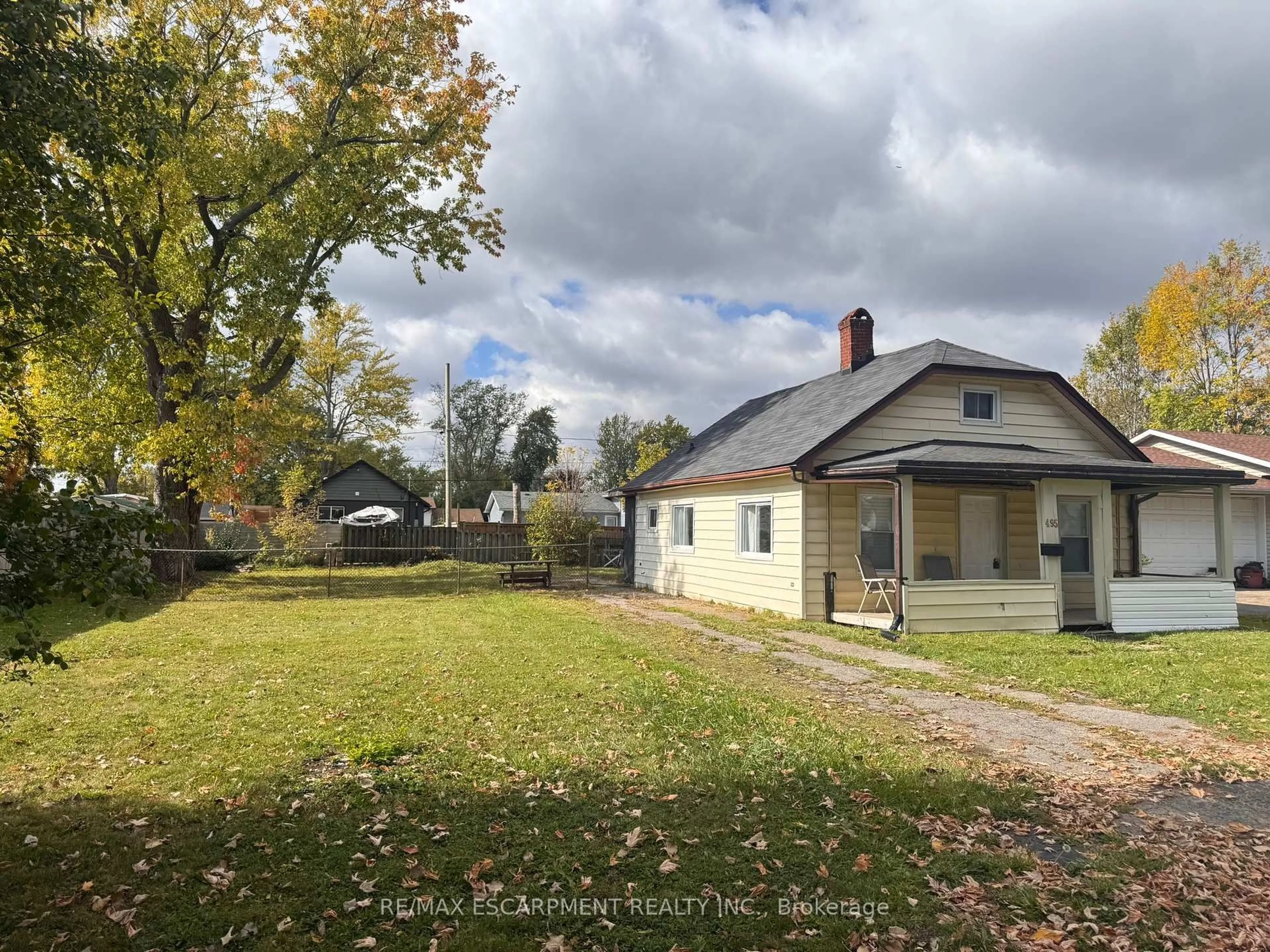 A pic from outside/outdoor area/front of a property/back of a property/a pic from drone, street for 495 Grandview Rd, Fort Erie Ontario L2A 4T7