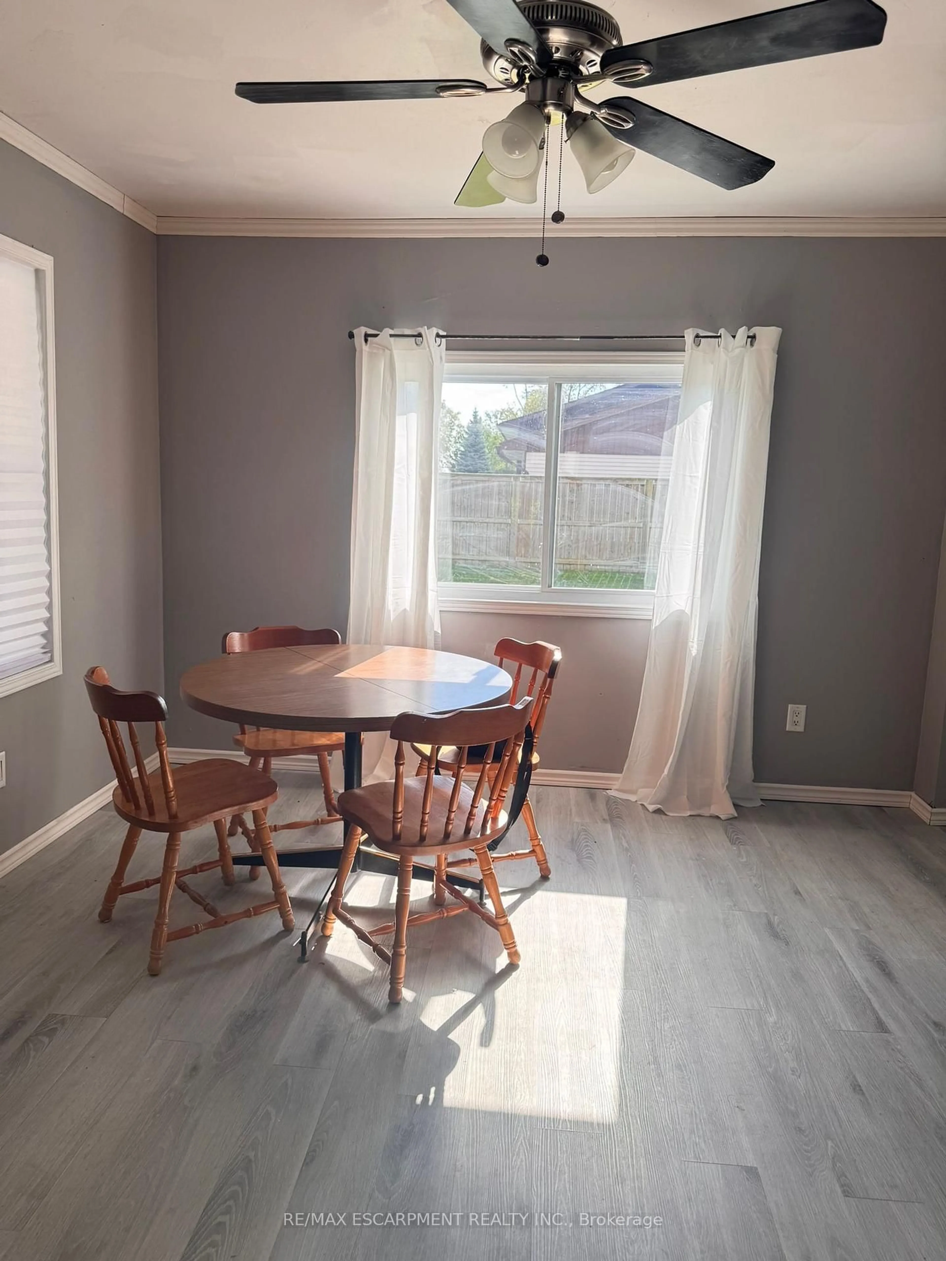 Dining room, wood/laminate floor for 495 Grandview Rd, Fort Erie Ontario L2A 4T7