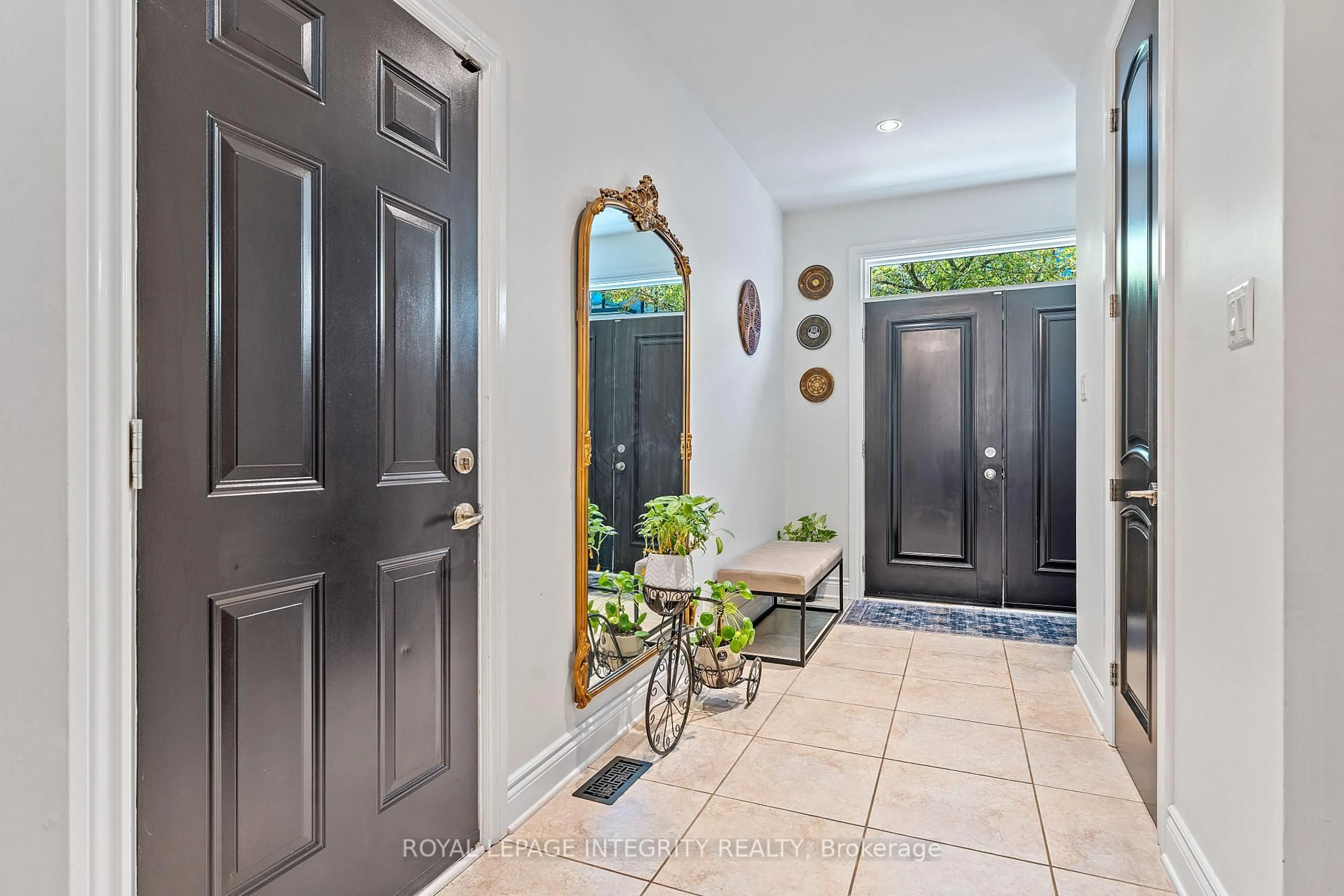 Indoor entryway for 812 Petra Private, Ottawa Ontario K2T 0G3