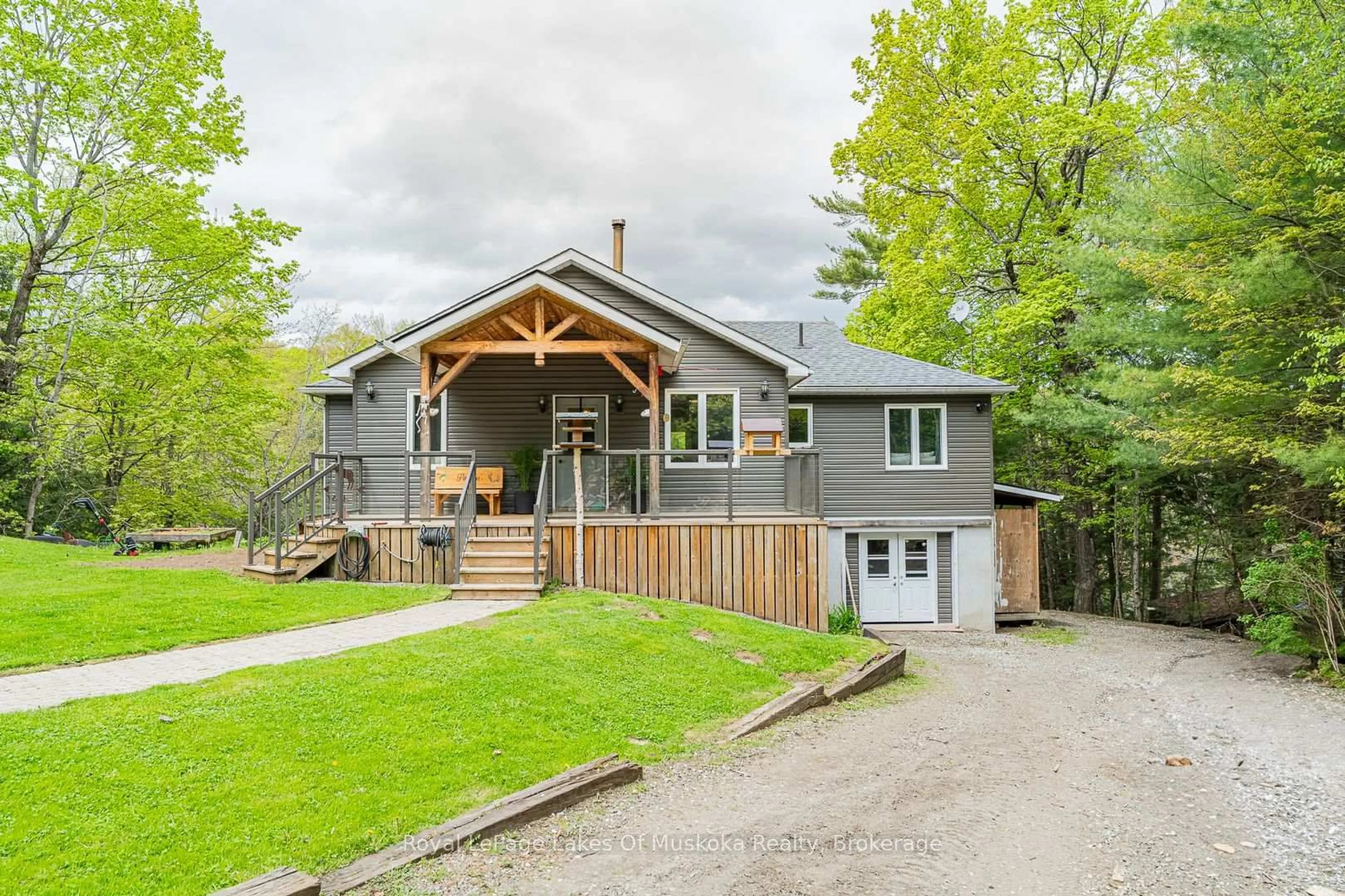 Home with vinyl exterior material, mountain view for 1075 Rocky Narrow Rd, Bracebridge Ontario P1L 1X1