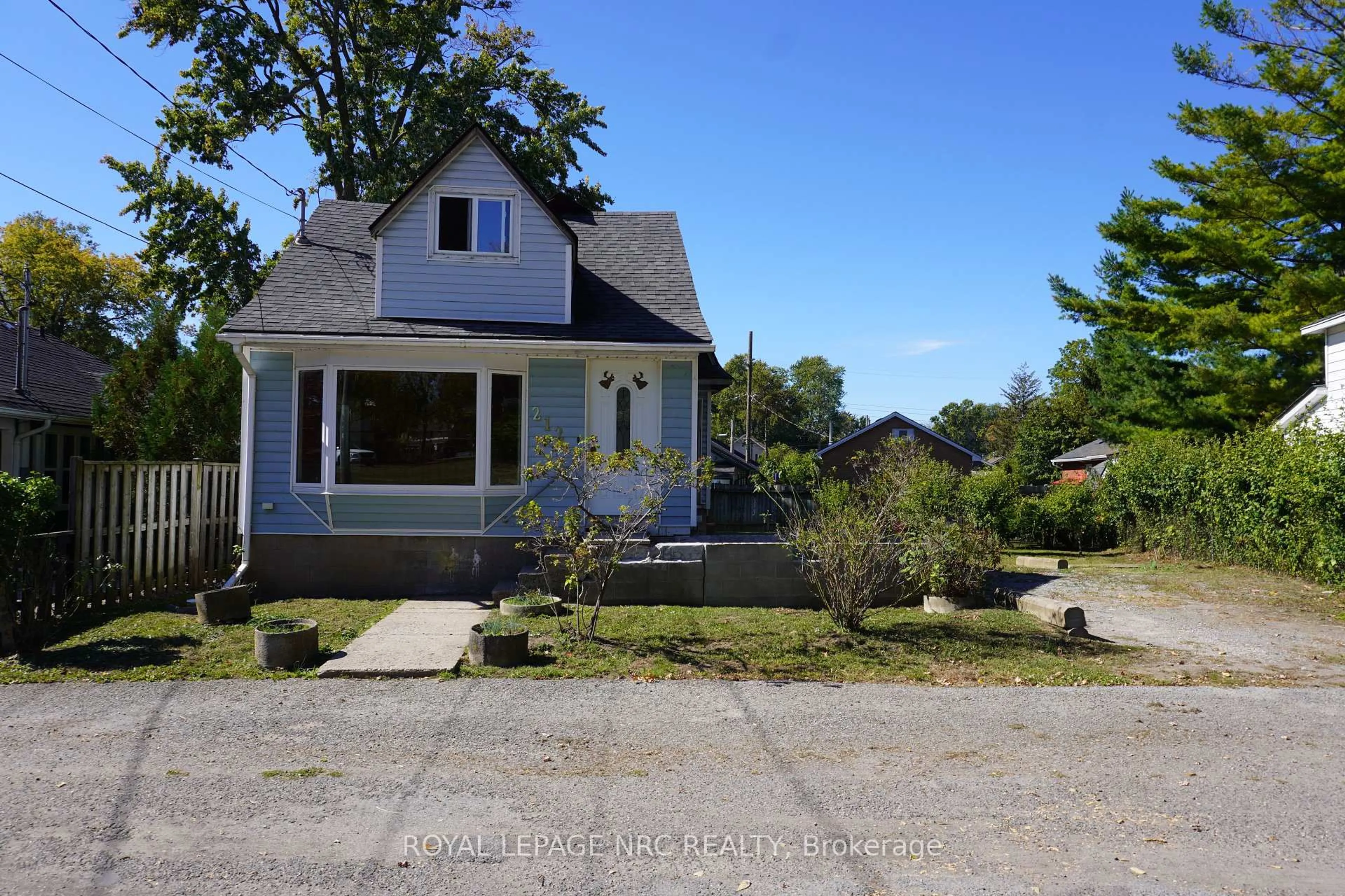 A pic from outside/outdoor area/front of a property/back of a property/a pic from drone, street for 212 Lincoln Rd, Fort Erie Ontario L0S 1B0