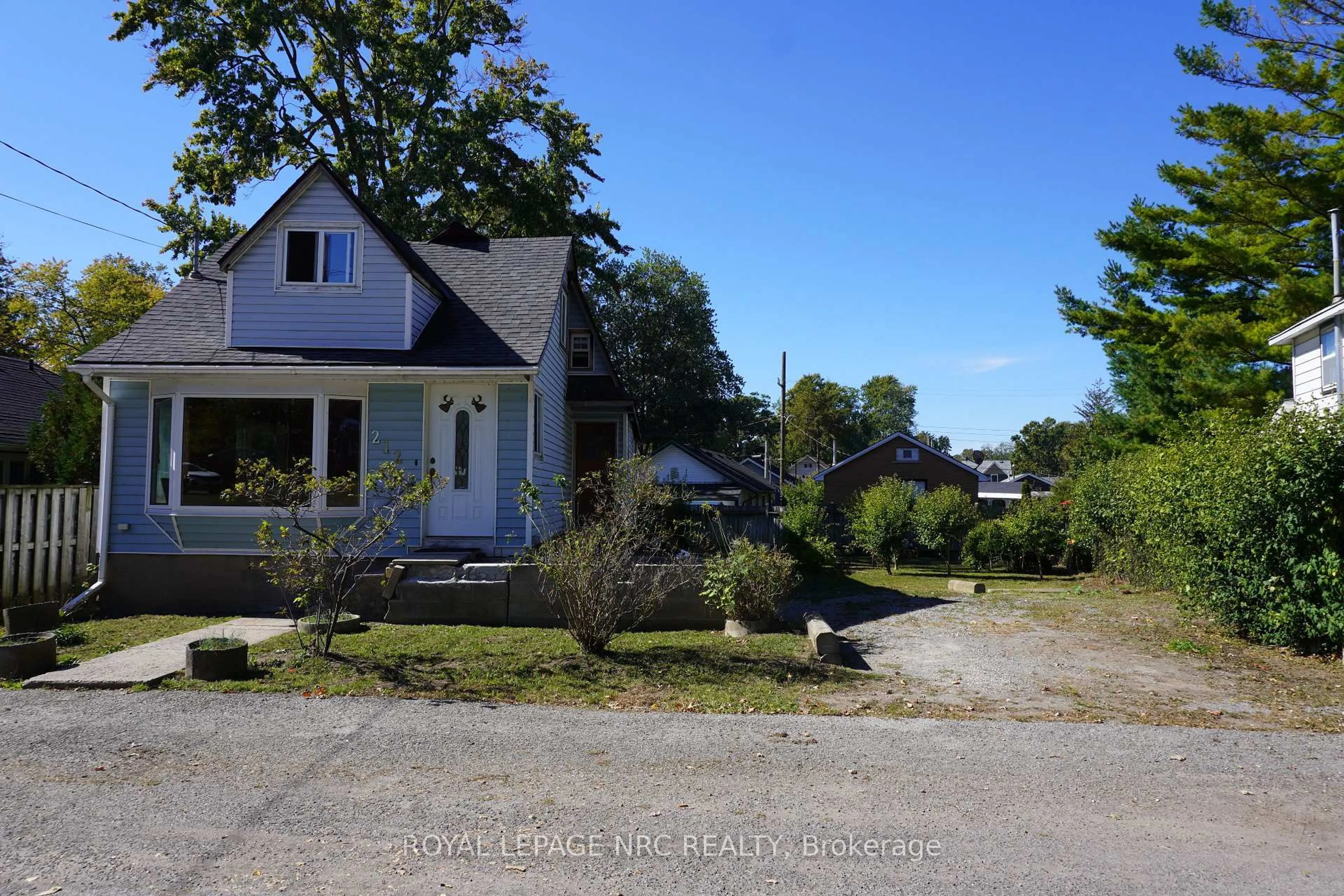 A pic from outside/outdoor area/front of a property/back of a property/a pic from drone, street for 212 Lincoln Rd, Fort Erie Ontario L0S 1B0