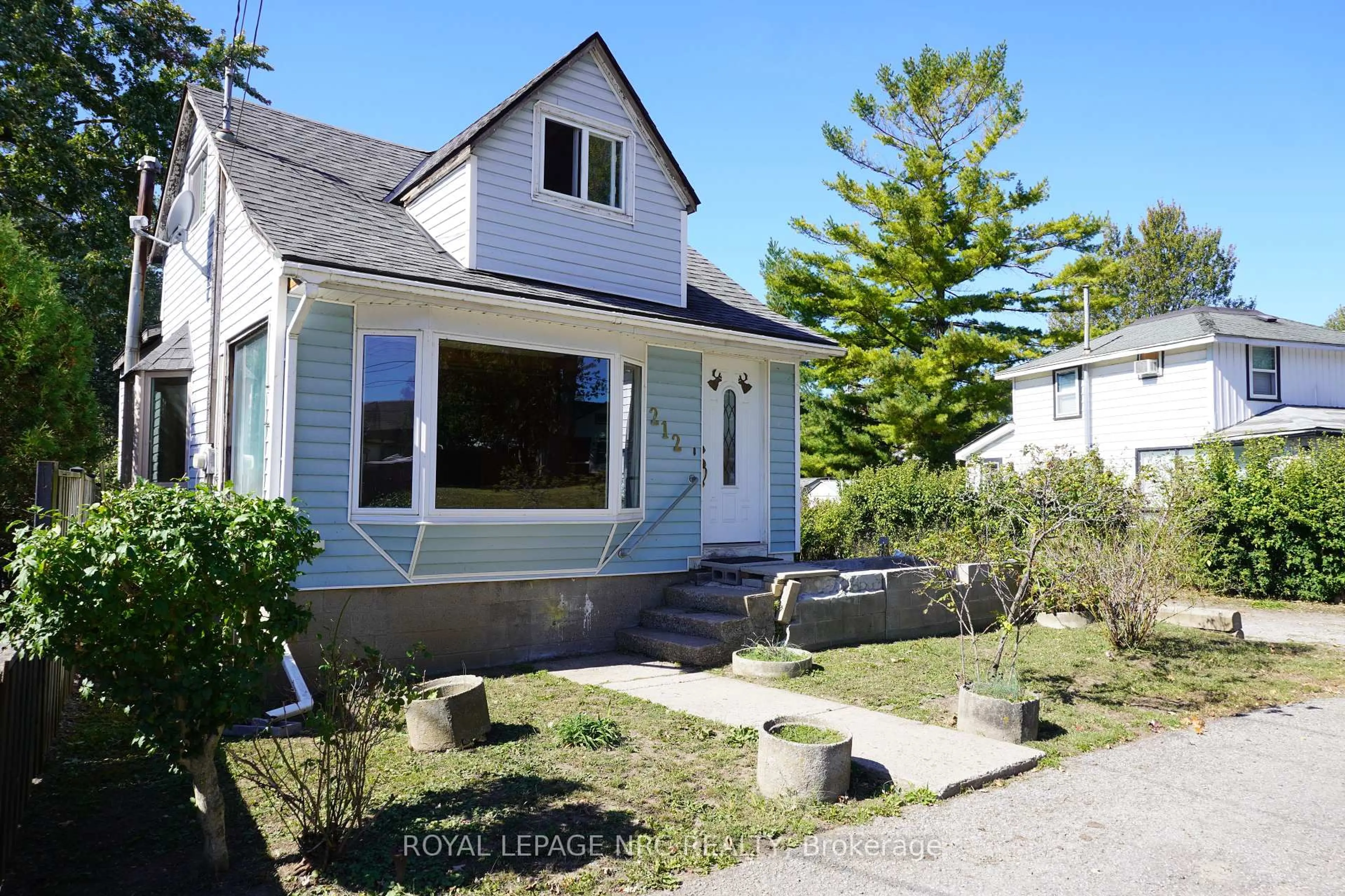 Home with vinyl exterior material, street for 212 Lincoln Rd, Fort Erie Ontario L0S 1B0