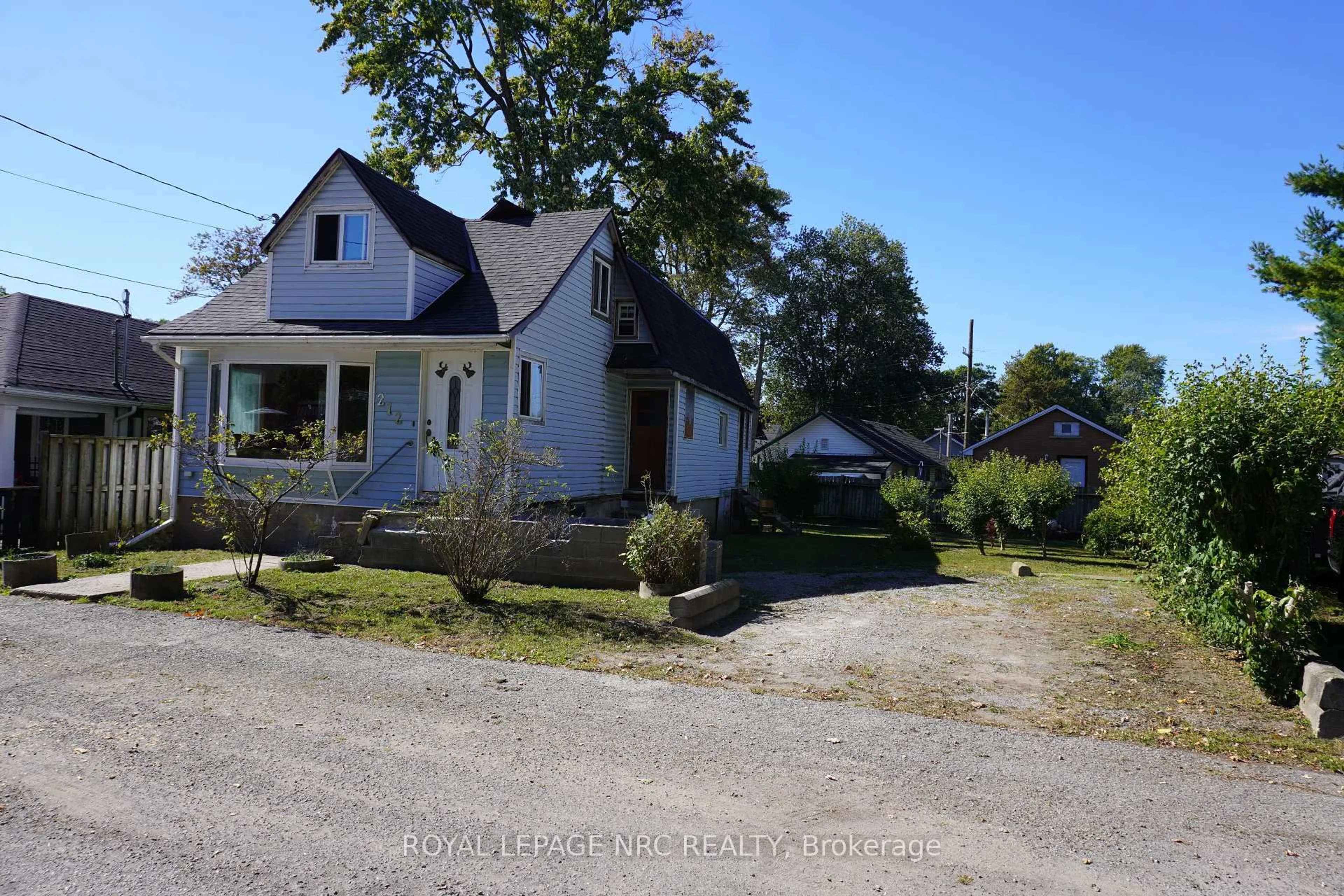 A pic from outside/outdoor area/front of a property/back of a property/a pic from drone, street for 212 Lincoln Rd, Fort Erie Ontario L0S 1B0